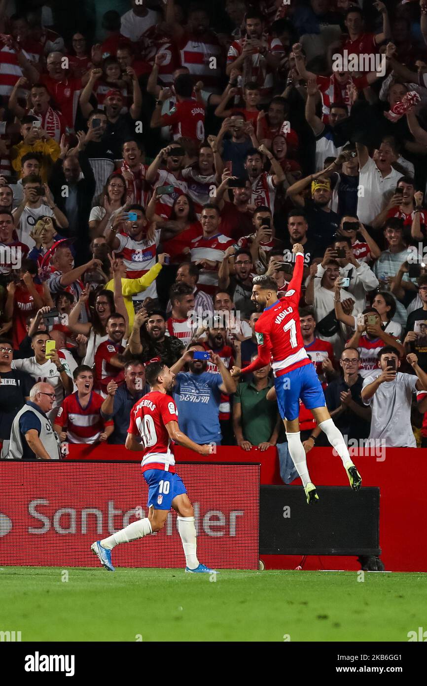 Alvaro Vadillo von Granada CF (Air) und Antonio Puertas von Granada CF feiern das zweite Tor gegen den FC Barcelona während des La Liga-Spiels zwischen Granada CF und FC Barcelona am 21. September 2019 im Nuevo Los Carmenes Stadion in Granada, Spanien. (Foto von Fermin Rodriguez/NurPhoto) Stockfoto