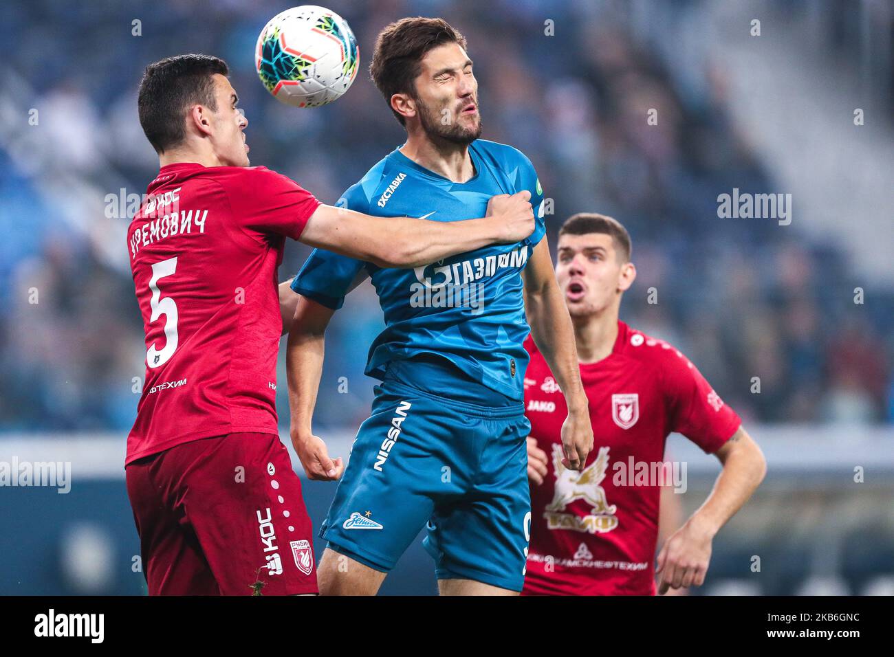 Aleksei Sutormin vom FC Zenit Saint Petersburg (R) wetteifern am 21. September 2019 in der Gazprom Arena in Sankt Petersburg, Russland, um den Ball während des Spiels der russischen Premier League zwischen dem FC Zenit Saint Petersburg und dem FC Rubin Kazan. (Foto von Igor Russak/NurPhoto) Stockfoto
