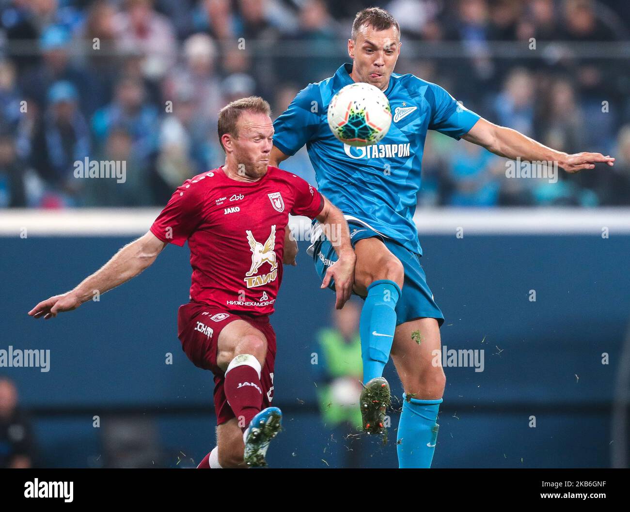 Artem Dzyuba vom FC Zenit Saint Petersburg (R) wetteifern am 21. September 2019 in der Gazprom Arena in Sankt Petersburg, Russland, um den Ball während des Spiels der russischen Premier League zwischen dem FC Zenit Saint Petersburg und dem FC Rubin Kazan. (Foto von Igor Russak/NurPhoto) Stockfoto