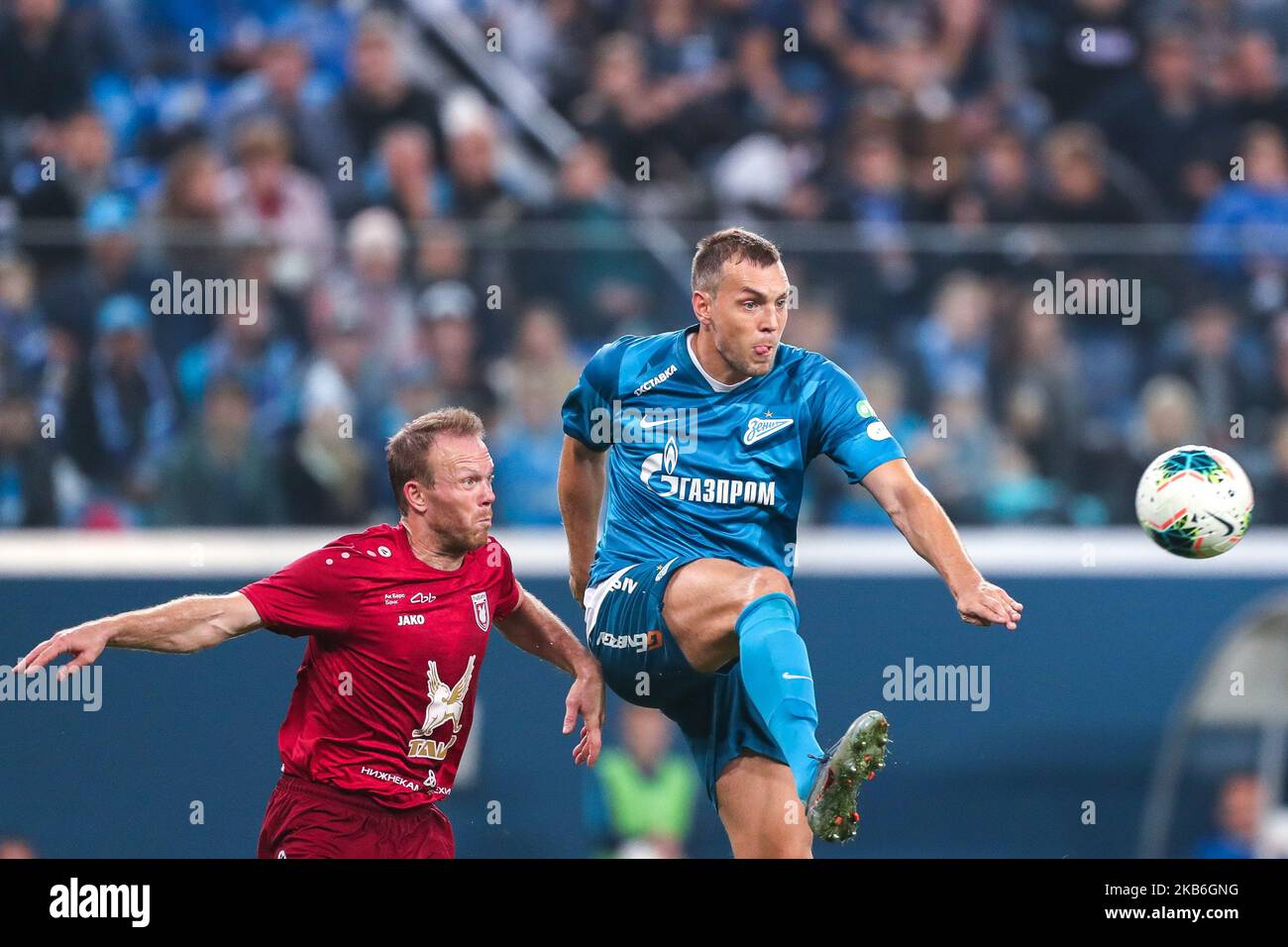Artem Dzyuba vom FC Zenit Saint Petersburg (R) wetteifern am 21. September 2019 in der Gazprom Arena in Sankt Petersburg, Russland, um den Ball während des Spiels der russischen Premier League zwischen dem FC Zenit Saint Petersburg und dem FC Rubin Kazan. (Foto von Igor Russak/NurPhoto) Stockfoto