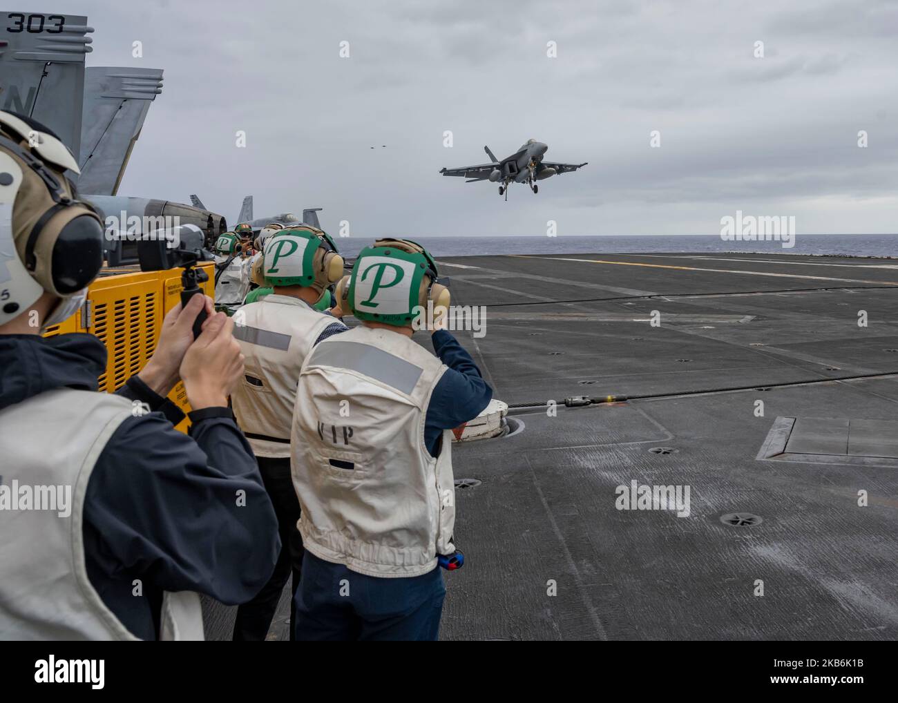 PHILIPPINISCHES MEER (Okt 28, 2022) Okinawan-Presse und lokale Vertreter beobachten, wie Flugzeuge auf dem Flugdeck landen, während einer Schiffstour des einzigen vorwärts eingesetzten Flugzeugträgers der US-Marine, USS Ronald Reagan (CVN 76), in der philippinischen See, 28. Oktober 2022. Ronald Reagan, das Flaggschiff der Carrier Strike Group 5, stellt eine kampfbereite Kraft zur Verfügung, die die Vereinigten Staaten schützt und verteidigt und Allianzen, Partnerschaften und kollektive maritime Interessen in der Indo-Pazifik-Region unterstützt Navy Foto von Mass Communication Specialist 1. Class David R. Krigbaum) Stockfoto