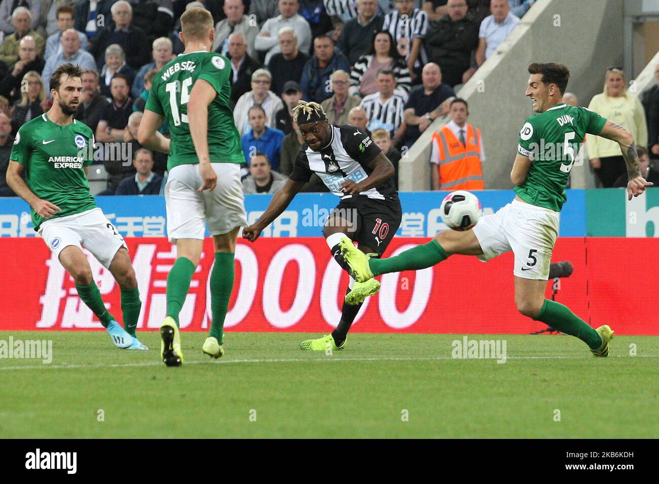 Allan Saint-Maximin von Newcastle United dreht während des Premier League-Spiels zwischen Newcastle United und Brighton und Hove Albion am Samstag, dem 21.. September 2019, im St. James's Park in Newcastle. (Foto von Steven Hadlow/MI News/NurPhoto) Stockfoto