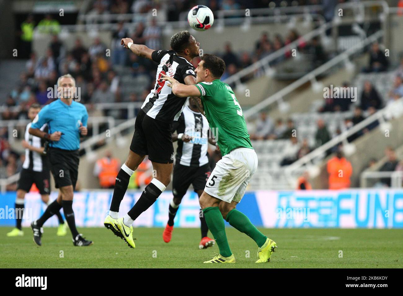 Joelinton von Newcastle United kämpft mit Lewis Dunk von Brighton & Hove Albion während des Premier League-Spiels zwischen Newcastle United und Brighton und Hove Albion am Samstag, den 21.. September 2019 im St. James's Park, Newcastle, um den Ball. (Foto von Steven Hadlow/MI News/NurPhoto) Stockfoto