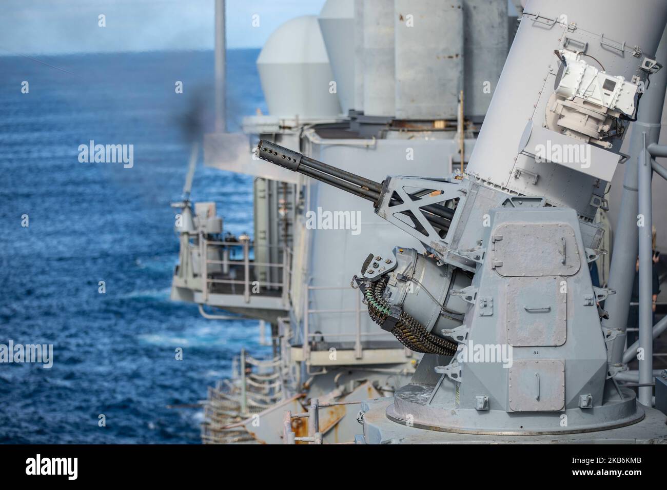 Ein Blick auf den Nahabschuss des Steuerbordsystems während eines Schusses an Bord des Lenkraketen-Kreuzers USS Normandy (CG 60) der Ticonderoga-Klasse, während die Normandie als Teil der Gerald R. Ford Carrier Strike Group unterwegs ist, 2. November 2022. Der erste Flugzeugträger seiner Klasse, USS Gerald R. Ford (CVN 78), befindet sich auf seinem ersten Einsatz und führt zusammen mit NATO-Alliierten und Partnern Schulungen und Operationen durch, um die Integration für zukünftige Einsätze zu verbessern und das Engagement der US-Marine für eine friedliche, stabile und konfliktfreie Atlantikregion zu demonstrieren. (USA Navy Foto von Mass Communication Specialist Stockfoto