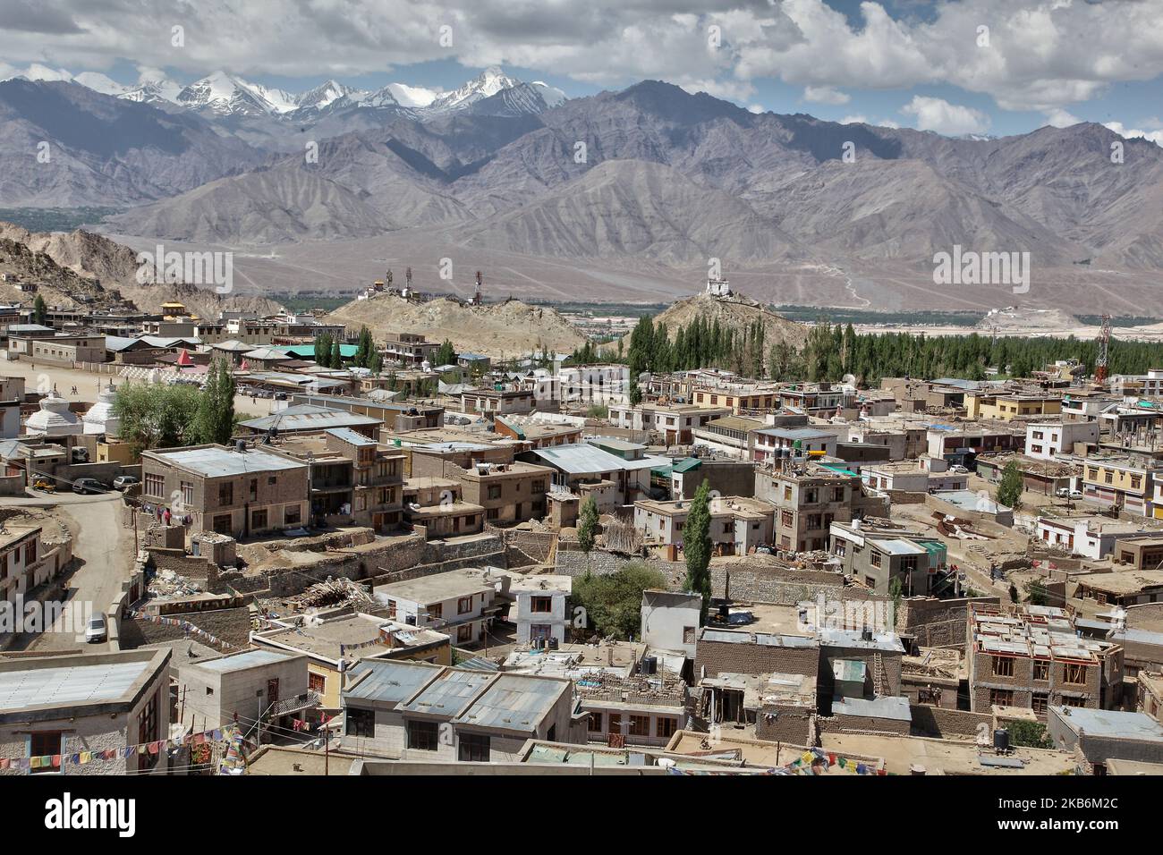 Ansicht eines Abschnitts der Stadt Leh im Indus-Tal in Ladakh, Jammu und Kaschmir, Indien, am 07. Juli 2014. Leh liegt auf einer Höhe von 3.524 Metern (11.562 Fuß) und war jahrhundertelang ein wichtiger Zwischenstopp auf Handelsrouten entlang des Indus-Tals zwischen Indien und China. (Foto von Creative Touch Imaging Ltd./NurPhoto) Stockfoto