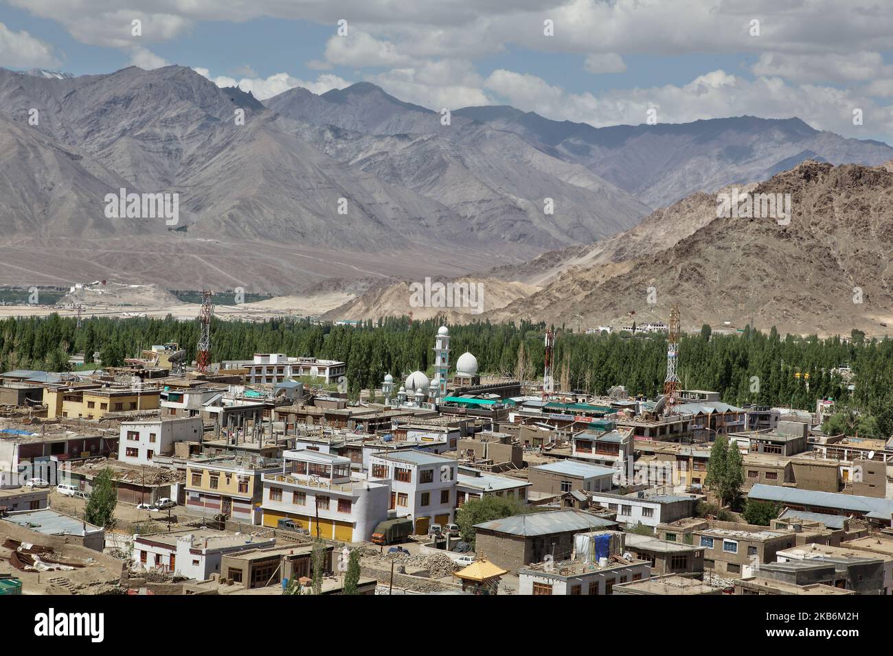 Ansicht eines Abschnitts der Stadt Leh im Indus-Tal in Ladakh, Jammu und Kaschmir, Indien, am 07. Juli 2014. Leh liegt auf einer Höhe von 3.524 Metern (11.562 Fuß) und war jahrhundertelang ein wichtiger Zwischenstopp auf Handelsrouten entlang des Indus-Tals zwischen Indien und China. (Foto von Creative Touch Imaging Ltd./NurPhoto) Stockfoto