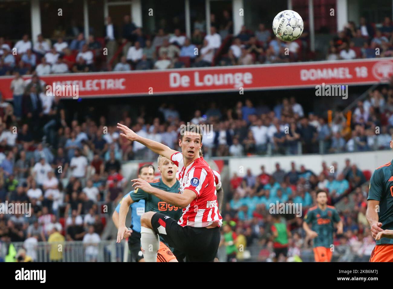 Nick Viergever (PSV Eindhoven) steuert den Ball während eines Spiels für die Eredivisie 2019/20 zwischen AFC Ajax (Niederlande) und PSV Eindhoven (Niederlande) am 22. September 2019 im Philips Stadion in Eindhoven Niederlande. (Foto von Federico Guerra Moran/NurPhoto) Stockfoto