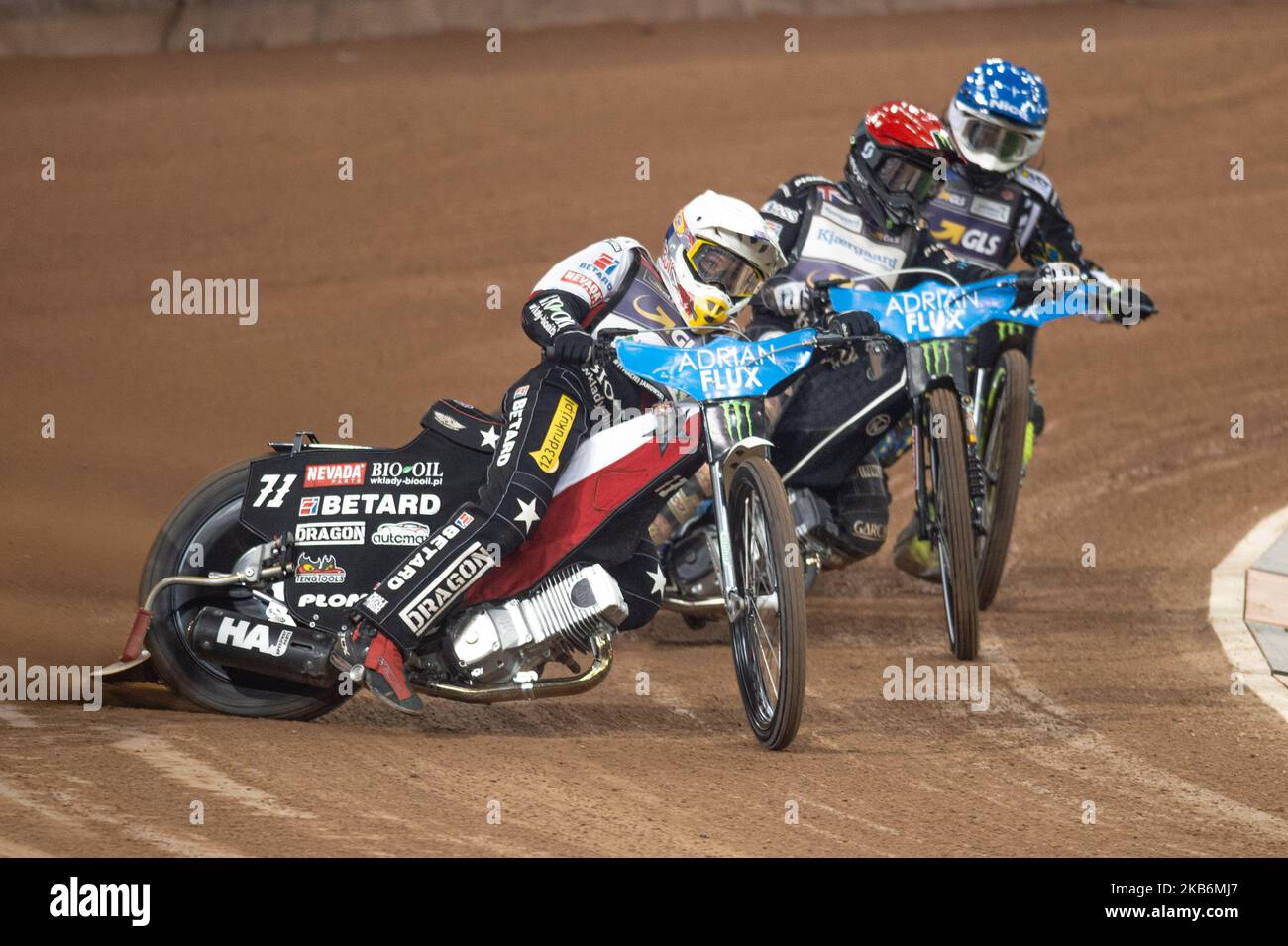 Maciej Janowski (Weiß) führt Tai Woffinden (Rot) und Antonio Lindback (Blau) während des ADRIAN FLUX BRITISH FIM SPEEDWAY GRAND PRIX im Fürstentum Stadium, Cardiff am Samstag, 21.. September 2019. (Foto von Ian Charles/MI News/NurPhoto) Stockfoto