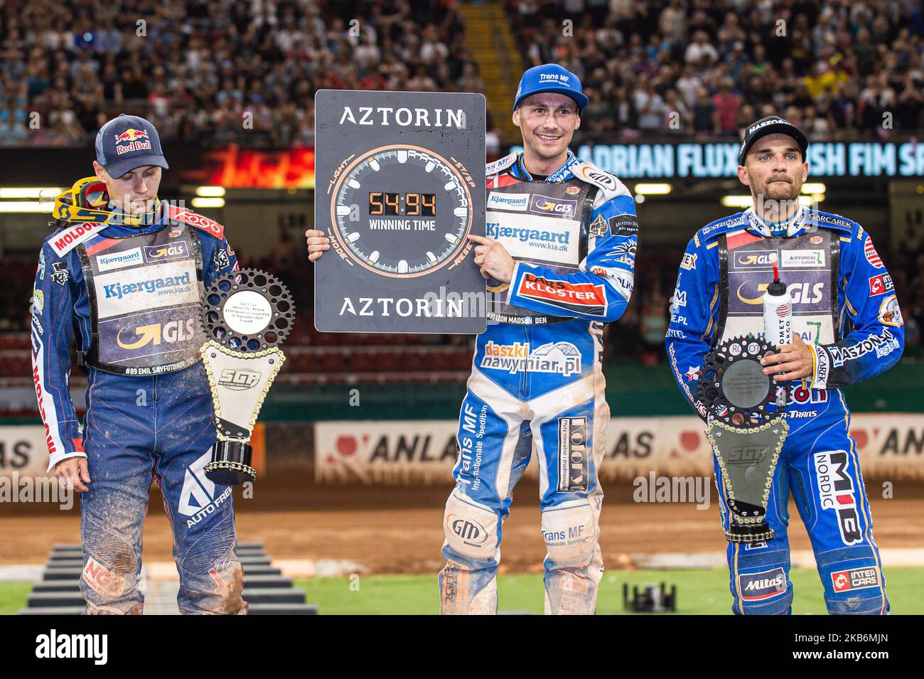 Leon Madsen hält die Atorzin-Trophäe mit der Zeit des Finales während des ADRIAN FLUX BRITISH FIM SPEEDWAY GRAND PRIX im Fürstentum Stadium, Cardiff am Samstag, den 21.. September 2019. (Foto von Ian Charles/MI News/NurPhoto) Stockfoto