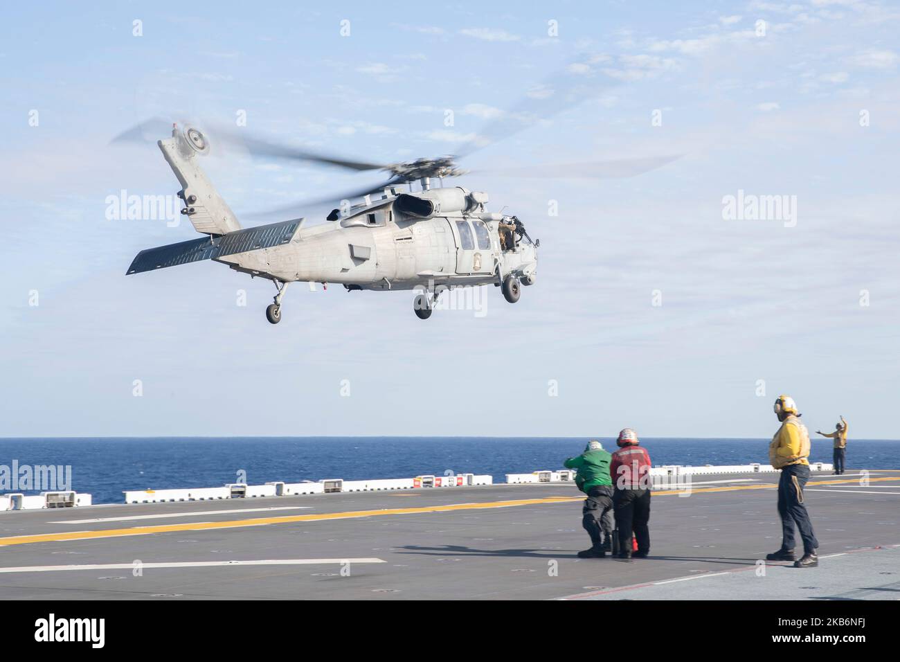 221102-N-EU502-2008 WESTERN PACIFIC OCEAN (NOV 2, 2022) – ein MH-60s Sea Hawk Hubschrauber, der dem Hubschrauber Sea Combat Squadron (HSC) 23 zugewiesen wurde, hebt an Bord des amphibischen Angriffsträgers USS Tripoli (LHA 7) am 2. November 2022 vom Flugdeck ab. Tripolis ist im Einsatzgebiet der US-Flotte von 7. tätig, um die Interoperabilität mit Verbündeten und Partnern zu verbessern und als einsatzbereite Einsatztruppe für den Frieden und die Stabilität in der Region Indo-Pazifik zu dienen. (USA Navy Foto von Mass Communication Specialist Seaman Kaleb Shultz) Stockfoto