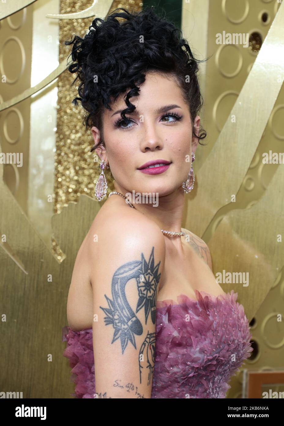 LOS ANGELES, KALIFORNIEN, USA - 22. SEPTEMBER: Halsey kommt bei den jährlichen Primetime Emmy Awards 71. an, die im Microsoft Theater L.A. abgehalten werden Live am 22. September 2019 in Los Angeles, California, USA. (Foto von Xavier Collin/Image Press Agency/NurPhoto) Stockfoto