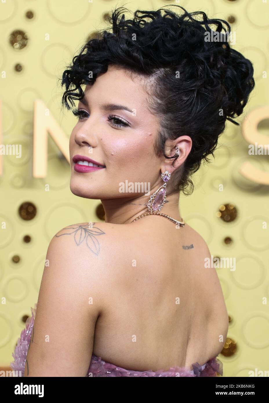 LOS ANGELES, KALIFORNIEN, USA - 22. SEPTEMBER: Halsey kommt bei den jährlichen Primetime Emmy Awards 71. an, die im Microsoft Theater L.A. abgehalten werden Live am 22. September 2019 in Los Angeles, California, USA. (Foto von Xavier Collin/Image Press Agency/NurPhoto) Stockfoto