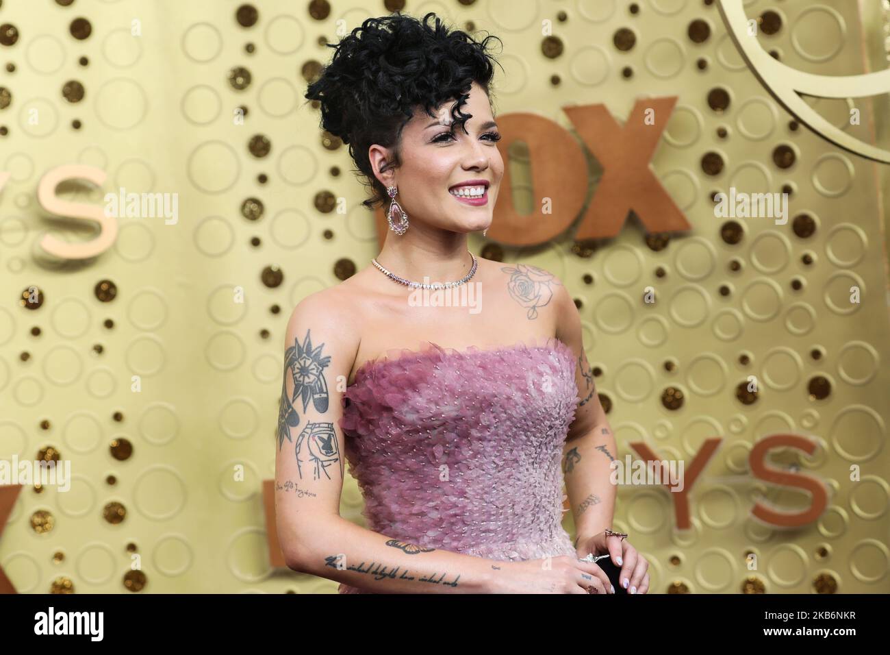 LOS ANGELES, KALIFORNIEN, USA - 22. SEPTEMBER: Halsey kommt bei den jährlichen Primetime Emmy Awards 71. an, die im Microsoft Theater L.A. abgehalten werden Live am 22. September 2019 in Los Angeles, California, USA. (Foto von Xavier Collin/Image Press Agency/NurPhoto) Stockfoto