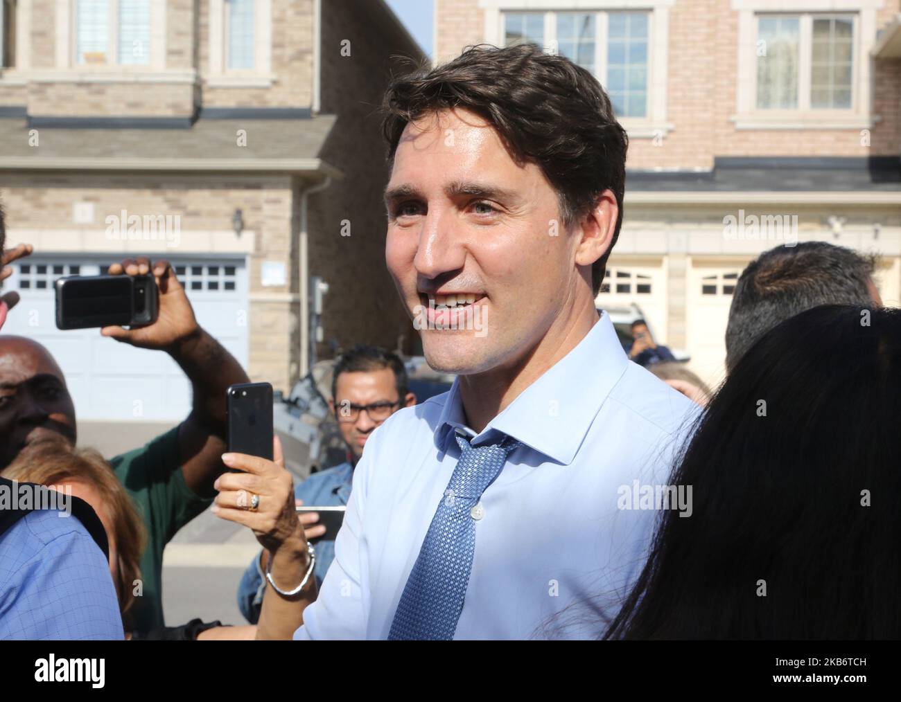 Justin Trudeau, Vorsitzender der Liberalen Partei Kanadas, begrüßt seine Anhänger während eines Wahlkampfstopps in Brampton, Ontario, Kanada, am 22. September 2019 vor den Bundestagswahlen 2019. Trudeau kündigte an, dass er bei einer Wiederwahl die Steuern für die Mittelschicht senken und den Kanadiern günstigere Handyrechnungen ermöglichen würde. (Foto von Creative Touch Imaging Ltd./NurPhoto) Stockfoto