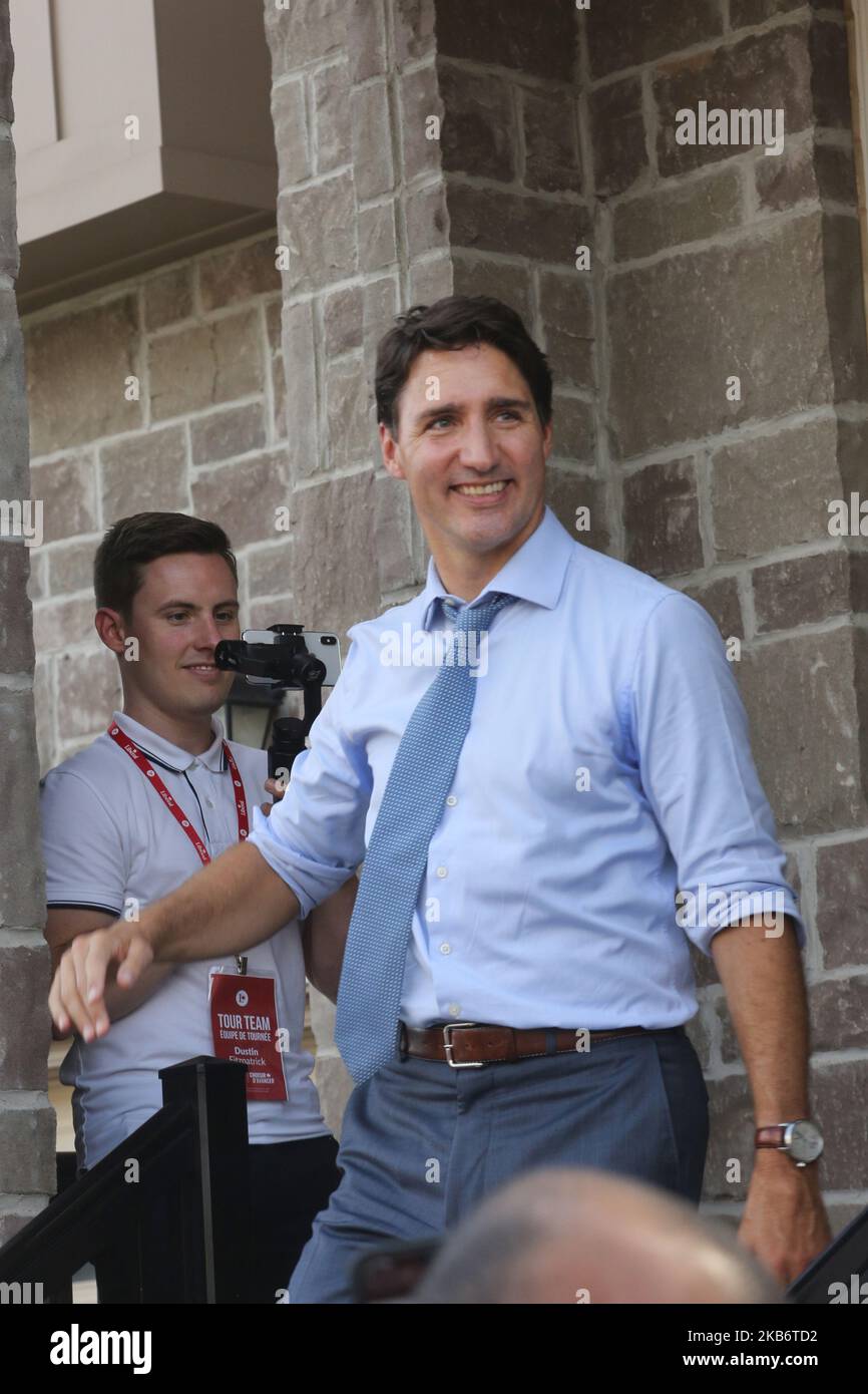 Justin Trudeau, Vorsitzender der Liberalen Partei Kanadas, begrüßt seine Anhänger während eines Wahlkampfstopps in Brampton, Ontario, Kanada, am 22. September 2019 vor den Bundestagswahlen 2019. Trudeau kündigte an, dass er bei einer Wiederwahl die Steuern für die Mittelschicht senken und den Kanadiern günstigere Handyrechnungen ermöglichen würde. (Foto von Creative Touch Imaging Ltd./NurPhoto) Stockfoto