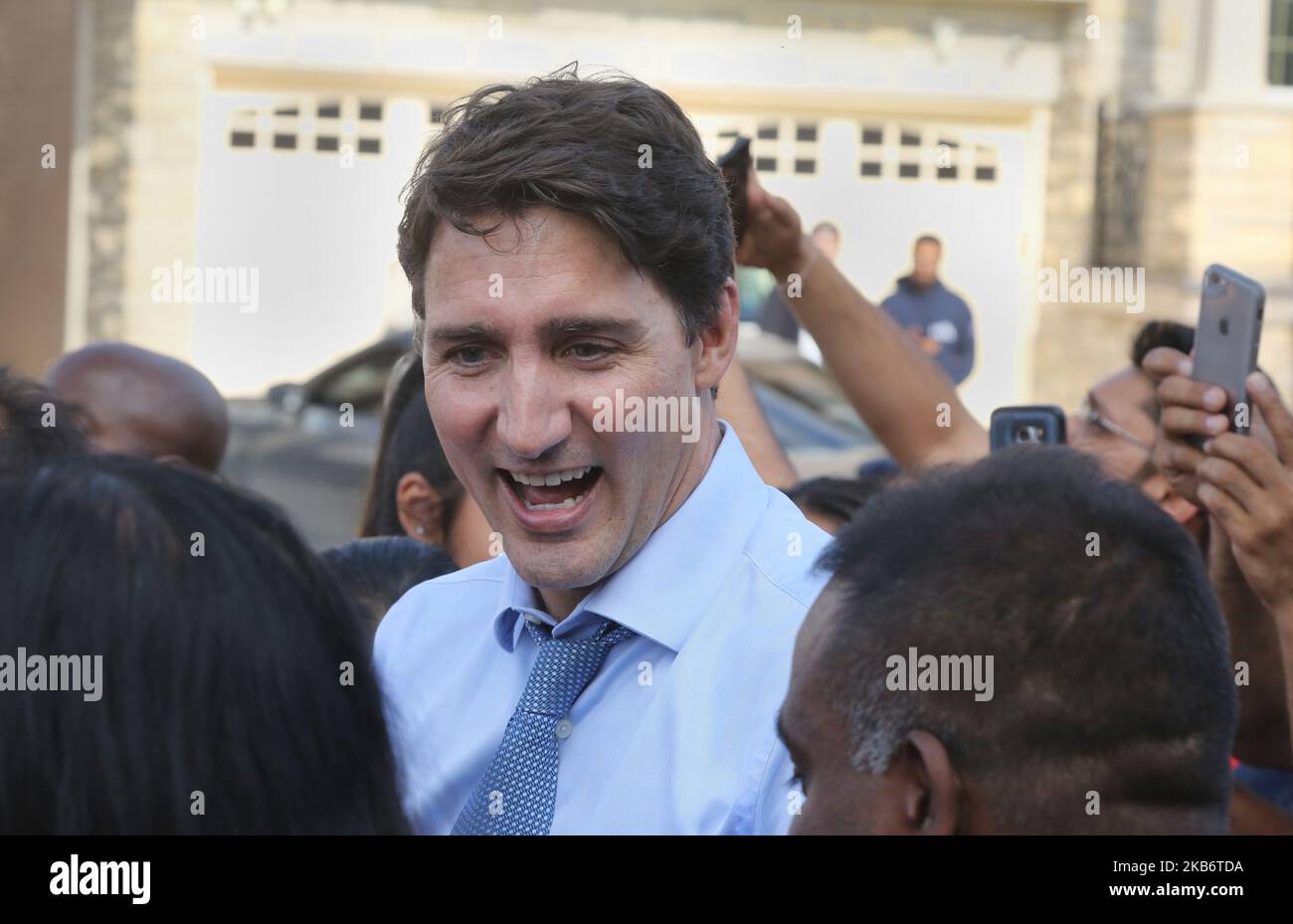 Justin Trudeau, Vorsitzender der Liberalen Partei Kanadas, begrüßt seine Anhänger während eines Wahlkampfstopps in Brampton, Ontario, Kanada, am 22. September 2019 vor den Bundestagswahlen 2019. Trudeau kündigte an, dass er bei einer Wiederwahl die Steuern für die Mittelschicht senken und den Kanadiern günstigere Handyrechnungen ermöglichen würde. (Foto von Creative Touch Imaging Ltd./NurPhoto) Stockfoto