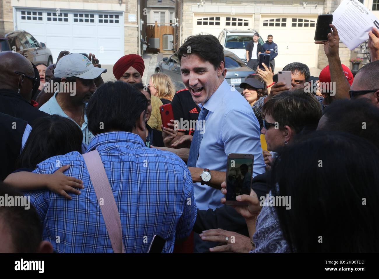 Justin Trudeau, Vorsitzender der Liberalen Partei Kanadas, begrüßt seine Anhänger während eines Wahlkampfstopps in Brampton, Ontario, Kanada, am 22. September 2019 vor den Bundestagswahlen 2019. Trudeau kündigte an, dass er bei einer Wiederwahl die Steuern für die Mittelschicht senken und den Kanadiern günstigere Handyrechnungen ermöglichen würde. (Foto von Creative Touch Imaging Ltd./NurPhoto) Stockfoto