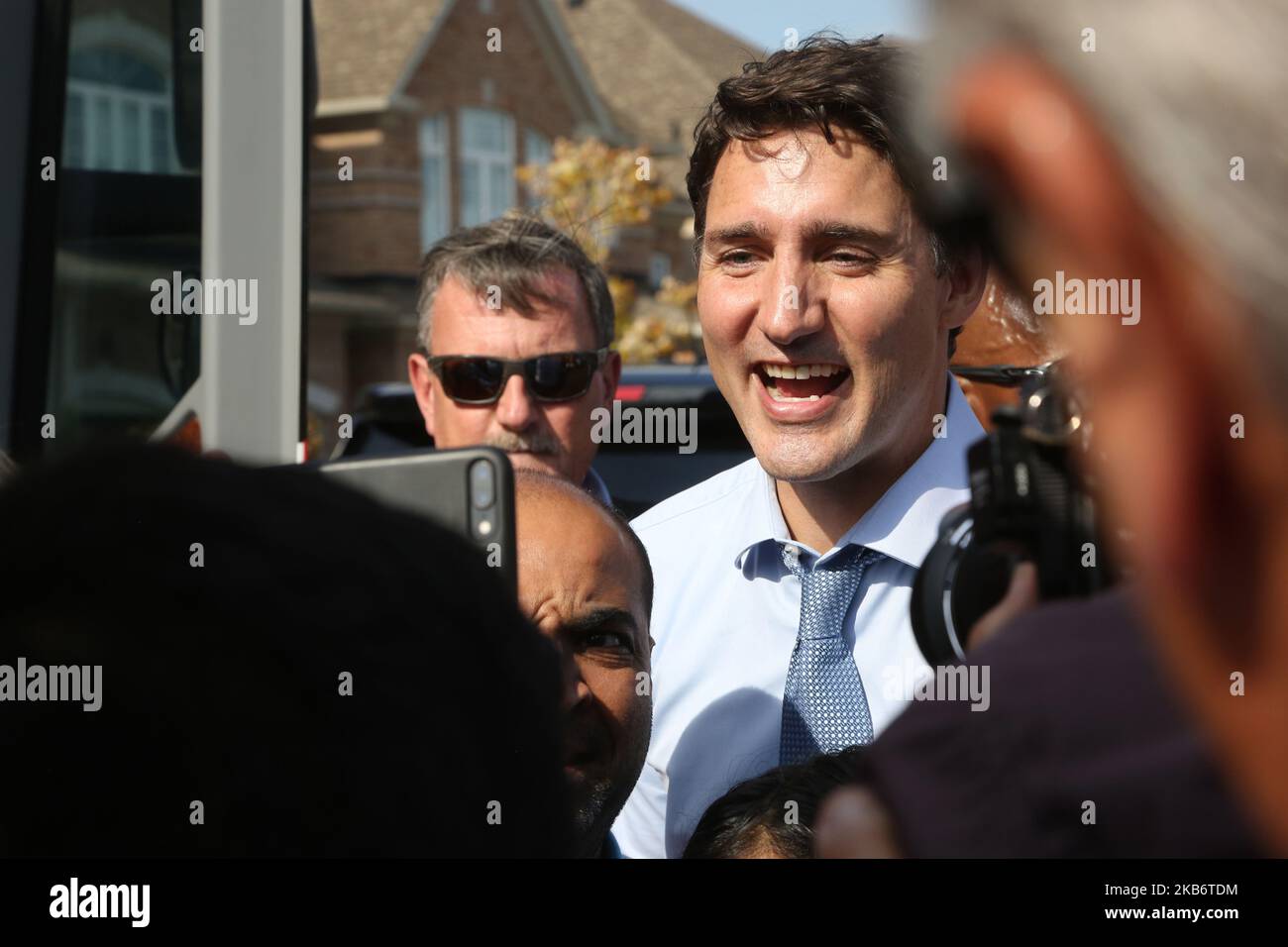 Justin Trudeau, Vorsitzender der Liberalen Partei Kanadas, begrüßt seine Anhänger während eines Wahlkampfstopps in Brampton, Ontario, Kanada, am 22. September 2019 vor den Bundestagswahlen 2019. Trudeau kündigte an, dass er bei einer Wiederwahl die Steuern für die Mittelschicht senken und den Kanadiern günstigere Handyrechnungen ermöglichen würde. (Foto von Creative Touch Imaging Ltd./NurPhoto) Stockfoto