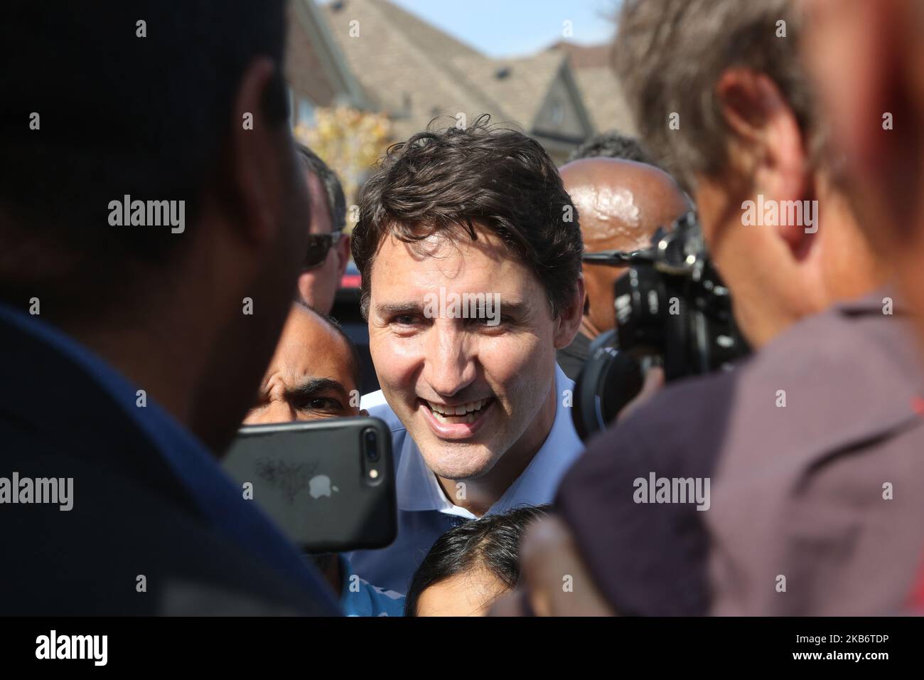 Justin Trudeau, Vorsitzender der Liberalen Partei Kanadas, begrüßt seine Anhänger während eines Wahlkampfstopps in Brampton, Ontario, Kanada, am 22. September 2019 vor den Bundestagswahlen 2019. Trudeau kündigte an, dass er bei einer Wiederwahl die Steuern für die Mittelschicht senken und den Kanadiern günstigere Handyrechnungen ermöglichen würde. (Foto von Creative Touch Imaging Ltd./NurPhoto) Stockfoto