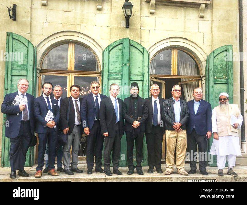 Am 21. September 2019 versammelten sich Mitglieder des Europäischen Parlaments (MdEP), südasiatische Wissenschaftler und angesehene Führer der indischen muslimischen Gemeinschaft im Press Club in Genf, Schweiz, um einen kritischen Dialog über die aktuelle Situation in den umstrittenen Gebieten von Jammu und Kaschmir (J&K) zu führen. Den Vorsitz führte Paulo Casaca, Executive Director des South Asia Democratic Forum (SADF), der sich mit einer Reihe von Themen beschäftigte, die sich mit dem Bild der Unruhen in der Region befassen, das seit Anfang August dieses Jahres präsentiert wird. (Foto von STR/NurPhoto) Stockfoto