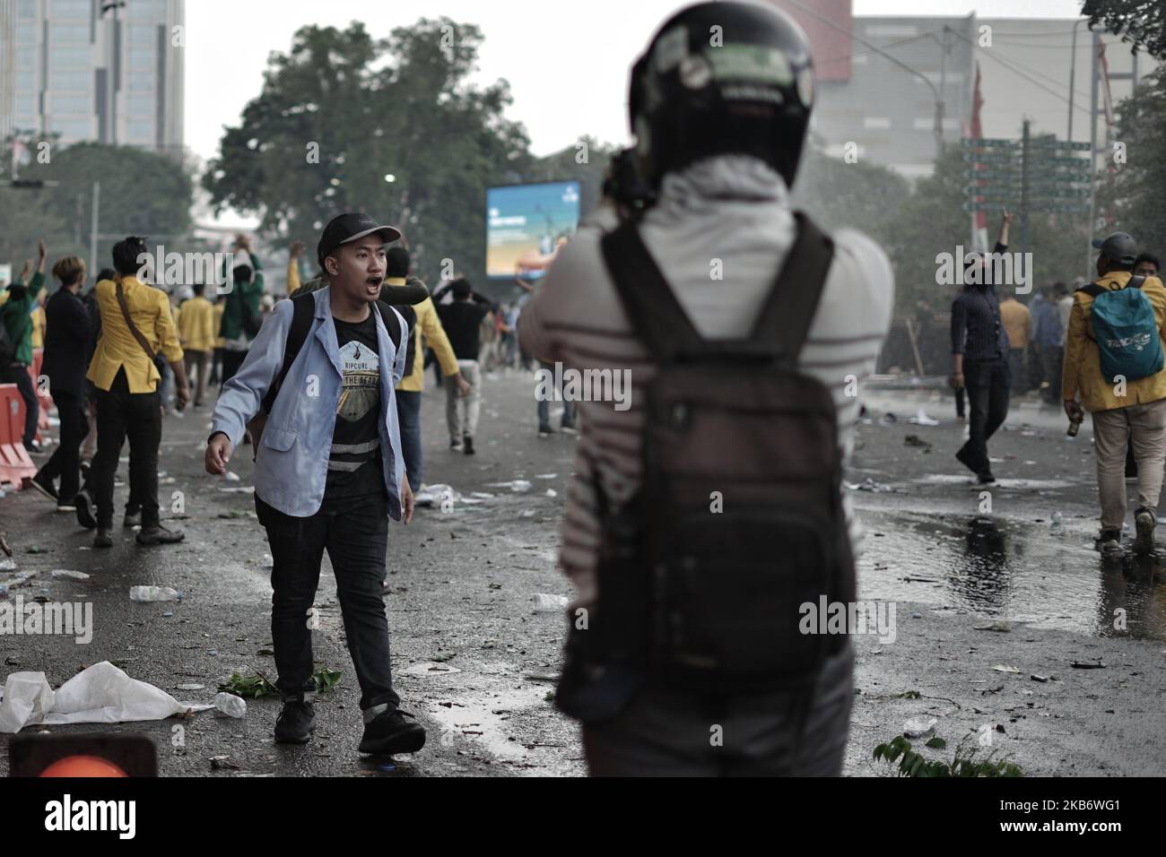 Hunderte von Studenten waren während einer Demonstration in Palembang, Indonesien, im September in Unruhen mit der Polizei verwickelt. 23, 2019.die Studentendemonstrationen, die gleichzeitig in Indonesien stattfanden, standen im Zusammenhang mit dem Plan der Regierung und des Repräsentantenhauses, einen neuen Gesetzesentwurf zu ratifizieren, der als umstritten galt. (Foto von Bagus Kurniawan/NurPhoto) Stockfoto