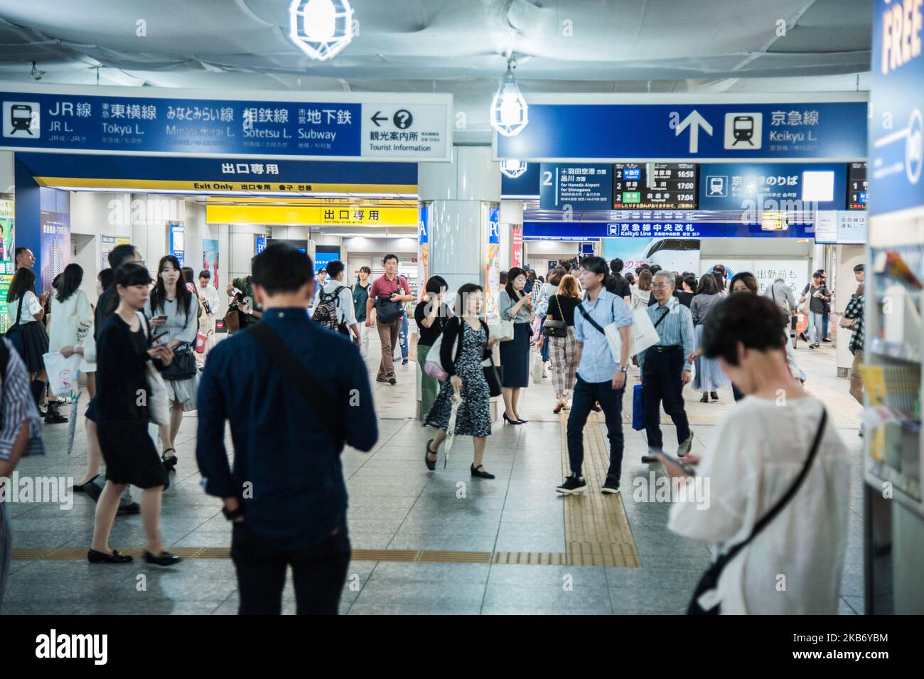 Man sieht die Menschen in der U-Bahn von Tokio laufen. Tägliches Leben in Tokio, Japan am 25. September 2019 (Foto: Hristo Rusev/NurPhoto) Stockfoto