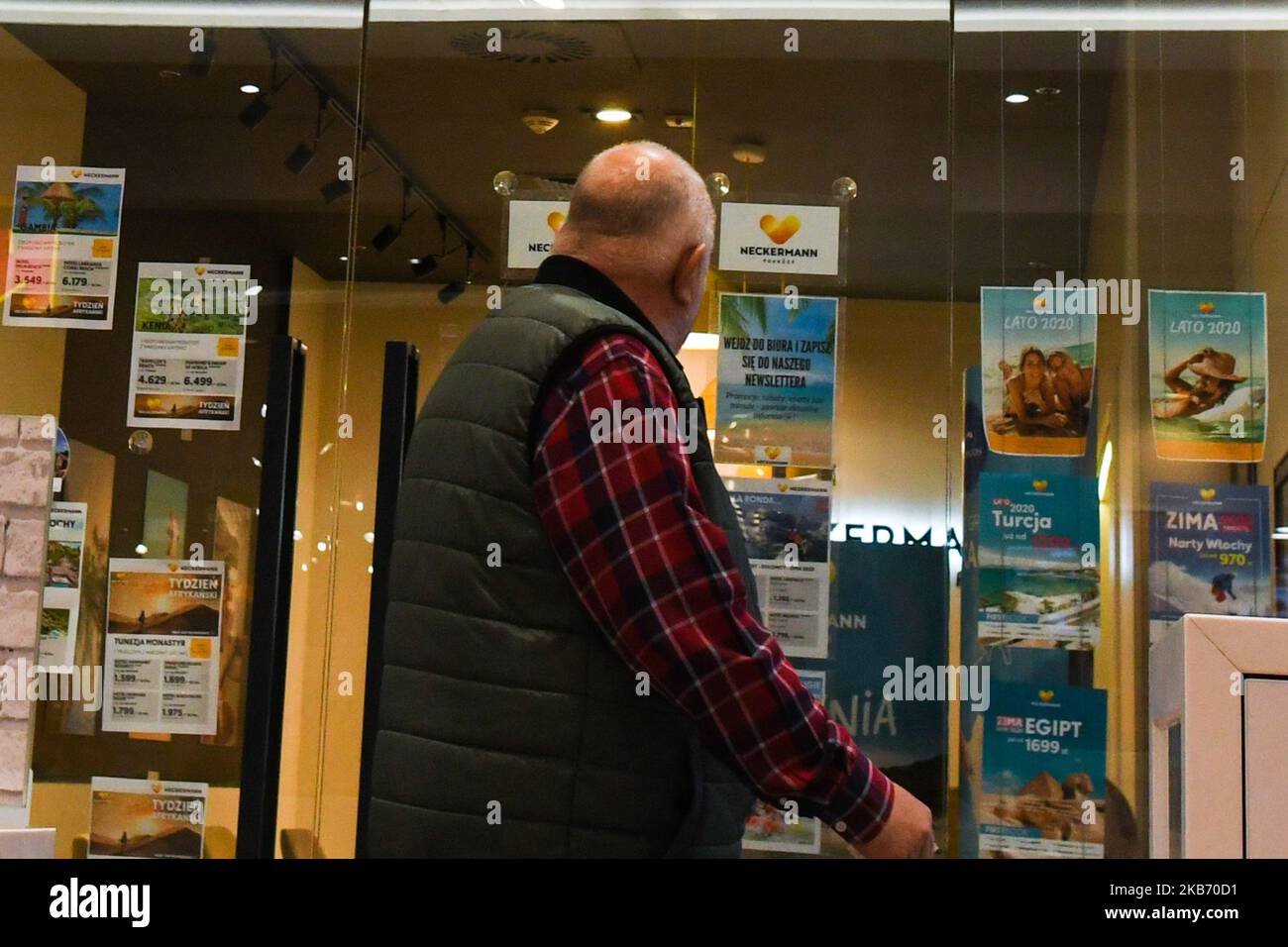 Ein Mann überprüft Reiseangebote außerhalb eines Neckermann Reisebüros in der Galerie Krakowska in Krakau. Das Reisebüro Neckermann Polen hat eine Insolvenzerklärung abgegeben, und in den kommenden Tagen soll die Geschäftsführung des Unternehmens Insolvenz anmelden. Der Fall Neckermanns Polens ist eine Folge des Bankrotts des britischen Reisevermittler Thomas Cook, des Eigentümers. Derzeit sind rund 3.600 polnische Touristen im Ausland gestrandet, die in Neckermann-Ferien gereist sind. Am Donnerstag, den 26. September 2019, in Krakau, Polen. (Foto von Artur Widak/NurPhoto) Stockfoto