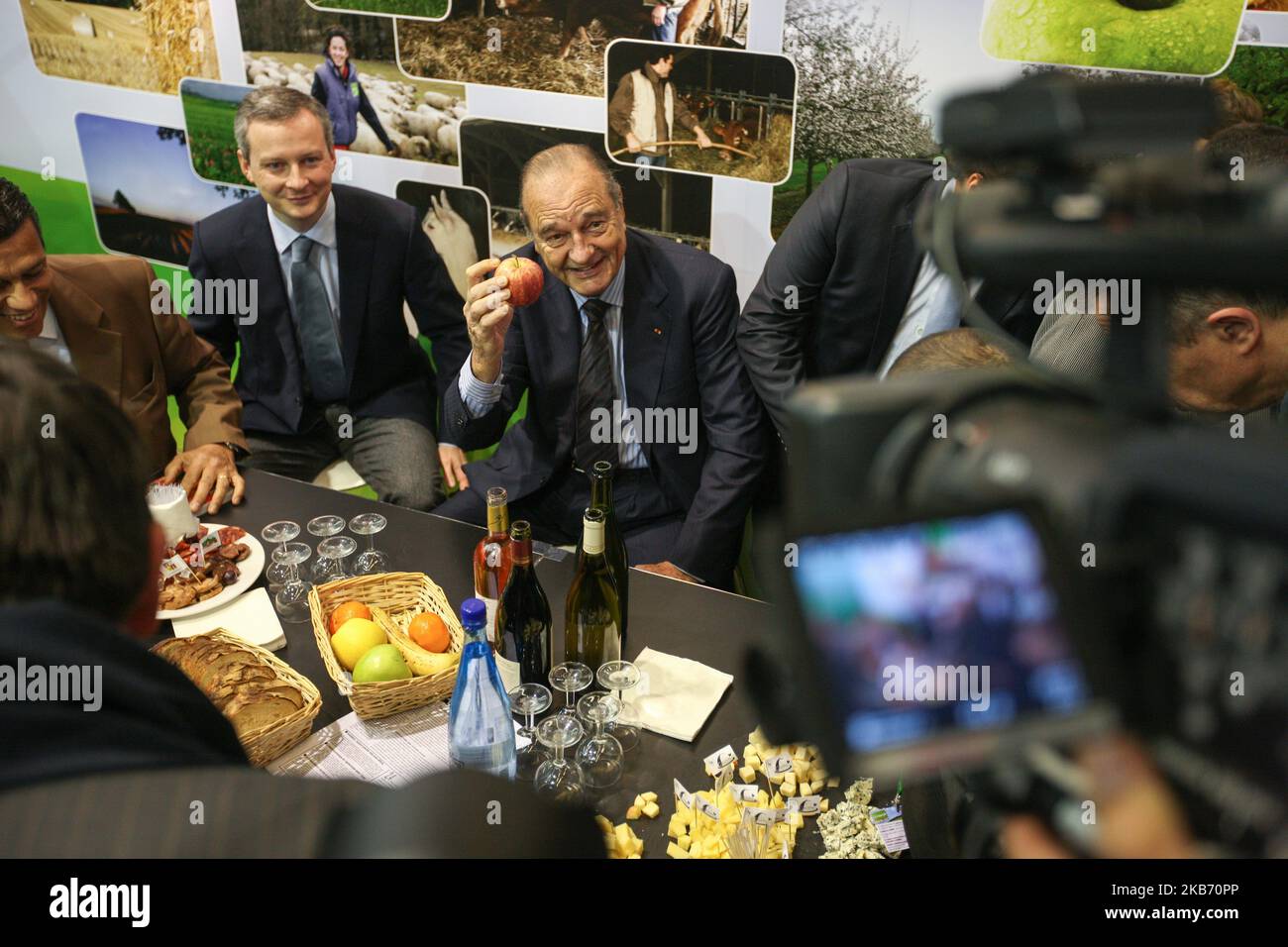 Der ehemalige französische Präsident Jacques Chirac (C), 77 Jahre alt, besucht die Internationale Landwirtschaftsmesse am 5. März 2010 in Paris. Jacques Chirac, ein Mitte-Rechts-Politiker, der von 1995 bis 2007 als Staatsoberhaupt diente, ist am 26. September 2019 gestorben. Er war 86 Jahre alt. (Foto von Michel Stoupak/NurPhoto) Stockfoto
