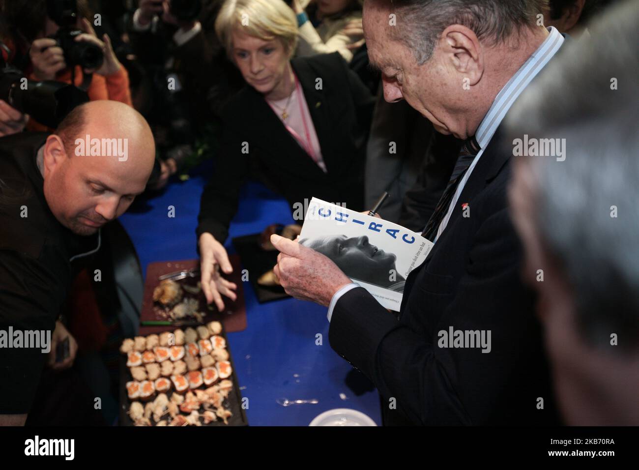 Der ehemalige französische Präsident Jacques Chirac (C), 77 Jahre alt, besucht die Internationale Landwirtschaftsmesse am 5. März 2010 in Paris. Jacques Chirac, ein Mitte-Rechts-Politiker, der von 1995 bis 2007 als Staatsoberhaupt diente, ist am 26. September 2019 gestorben. Er war 86 Jahre alt. (Foto von Michel Stoupak/NurPhoto) Stockfoto