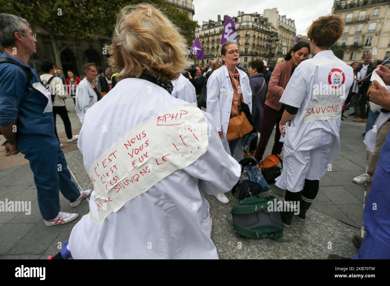 Ärzte, Krankenschwestern und Cargivers versammeln sich am 26. September 2019 in Paris vor dem Hotel de Ville, außerhalb des Hauptquartiers der Assistance publique und des Hôpitaux de Paris oder AP-HP, dem öffentlichen Krankenhaussystem von Paris, um die Arbeitsbedingungen in den französischen Notdiensten zu verbessern. In Frankreich streikt das Notkrankenhauspersonal weiter, fast die Hälfte der Dienste ist fünf Monate lang von der Bewegung betroffen. (Foto von Michel Stoupak/NurPhoto) Stockfoto