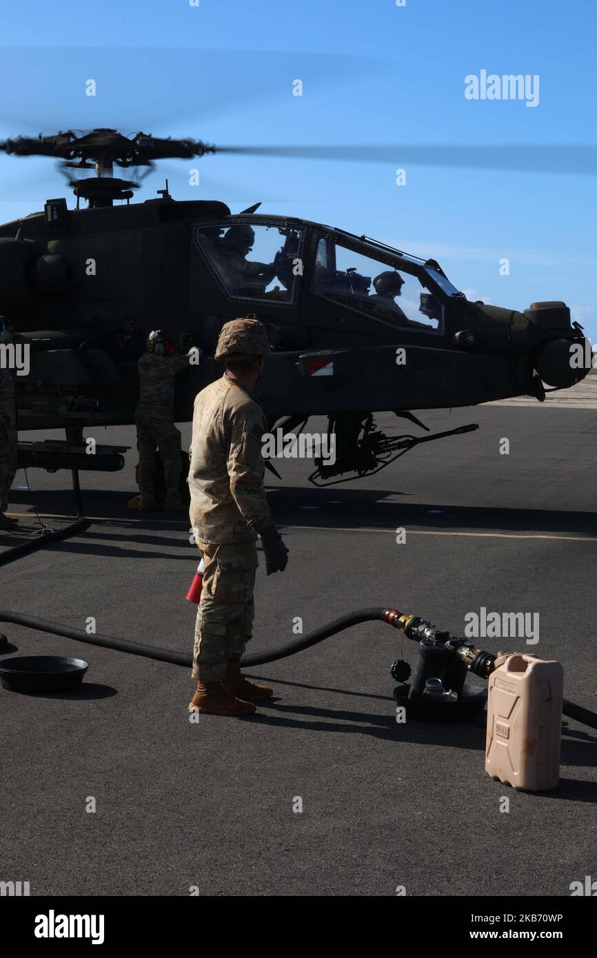 Soldaten der US-Armee, die 2. Bataillon, 25. Aviation Regiment, 25. Combat Aviation Brigade, 25. Infantry Division zugewiesen wurden, führen Routinekontrollen durch und tanken AH-64 Apache-Hubschrauber als Teil des Joint Pacific Multinary Readiness Center Rotation 23-01 in Hawaii, 1. November 2022. JPMRC 23-01 ist ein regionales Kampftrainingszentrum, das die Kampfbereitschaft in der amerikanischen Pacific Division fördert und eine Schlüsselrolle in der Zusammenarbeit der Armeekräfte mit regionalen Verbündeten und Partnern darstellt. (USA Armeefoto von Sgt. Daymeon Evans) Stockfoto