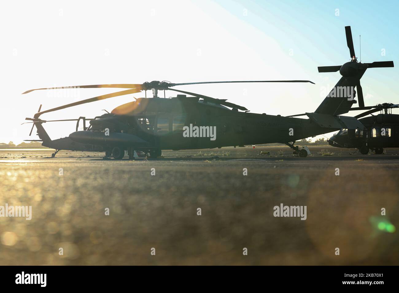 Ein Hubschrauber der US-Armee UH-60 Black Hawk, der 2. Bataillon, 25. Aviation Regiment, 25. Combat Aviation Brigade, 25. Infantry Division zugewiesen wurde, bereitet sich auf den Start während einer Übung vor, die im Rahmen des Joint Pacific Multinary Readiness Center Rotation 23-01 auf dem Wheeler Army Airfield in Hawaii, 1. November 2022, stattfand. JPMRC 23-01 ist ein regionales Kampftrainingszentrum, das die Kampfbereitschaft in der amerikanischen Pacific Division fördert und eine Schlüsselrolle in der Zusammenarbeit der Armeekräfte mit regionalen Verbündeten und Partnern darstellt. (USA Armeefoto von Sgt. Daymeon Evans) Stockfoto