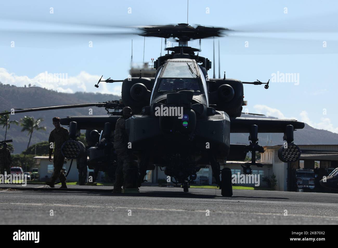 U.S. Army AH-64 Apache-Hubschrauber zugewiesen zu 2. Bataillon, 25. Aviation Regiment, 25. Combat Aviation Brigade, 25. Infantry Division führt Routineprüfungen durch und tanken im Rahmen des Joint Pacific Multinary Readiness Center Rotation 23-01 in Hawaii, 1. November 2022. JPMRC 23-01 ist ein regionales Kampftrainingszentrum, das die Kampfbereitschaft in der amerikanischen Pazifikdivision stärkt und eine Schlüsselrolle bei der Zusammenarbeit von Armeeeinheiten mit regionalen Verbündeten und Partnern darstellt. (USA Army Photo von Sgt Daymeon Evans) Stockfoto