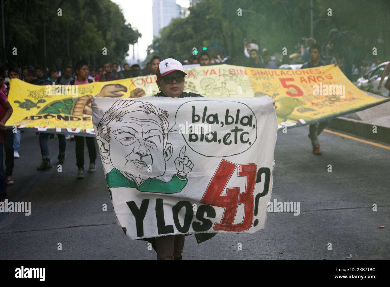 Am 26. September 2019 nimmt eine Frau an einem Protest in Mexiko-Stadt Teil, um fünf Jahre nach dem Verschwinden der 43 Studenten der Lehrschule in Ayotzinapa zu protestieren, die am 26. September 2014 vermisst wurden. (Foto von Cristian Leyva/NurPhoto) Stockfoto