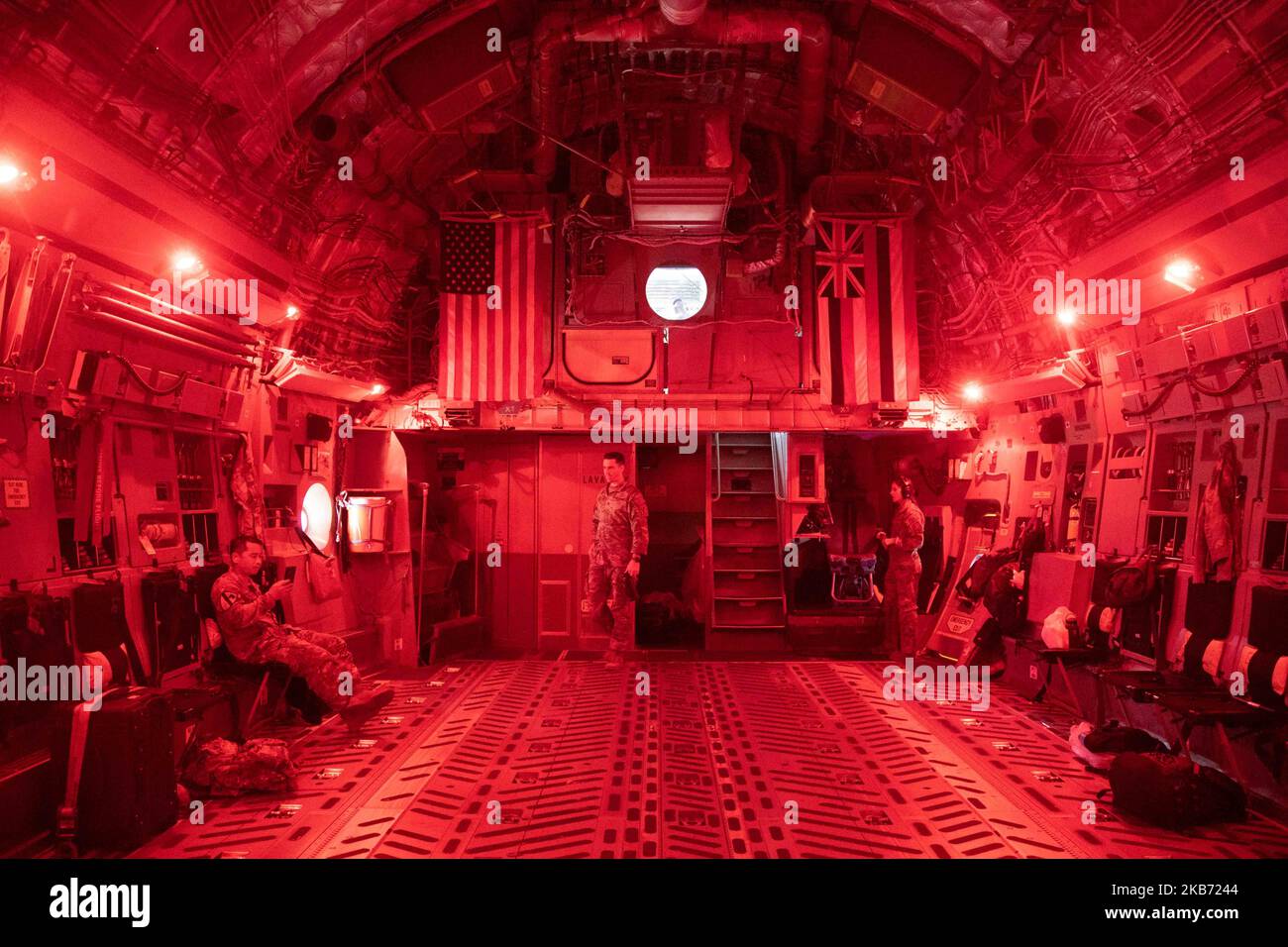 Das Frachtflugzeug der US Air Force C-17 Globemaster III bereitet den Start von 535. Airlift Squadron, 15. Operations Group, 15. Wing, 11. Air Force, PACAF auf der Joint Base Pearl Harbor-Hickam, Hawaii, 01. November 2022 vor. Schwere Falleinsätze sind ein Aspekt der realistischen Ausbildung, die das Joint Pacific Multinal Readiness Center (JPMRC) für die indopazifische Landstreitkräfte im Jahr 23-01 bietet. JPMRC stärkt Verteidigungsbeziehungen, fördert die multinationale Interoperabilität, erhöht die Bereitschaft und stärkt das einheitliche regionale Landkraftnetz der Gemeinsamen Streitkräfte. (USA Army Fotos von SPC. Jeffrey Ga Stockfoto