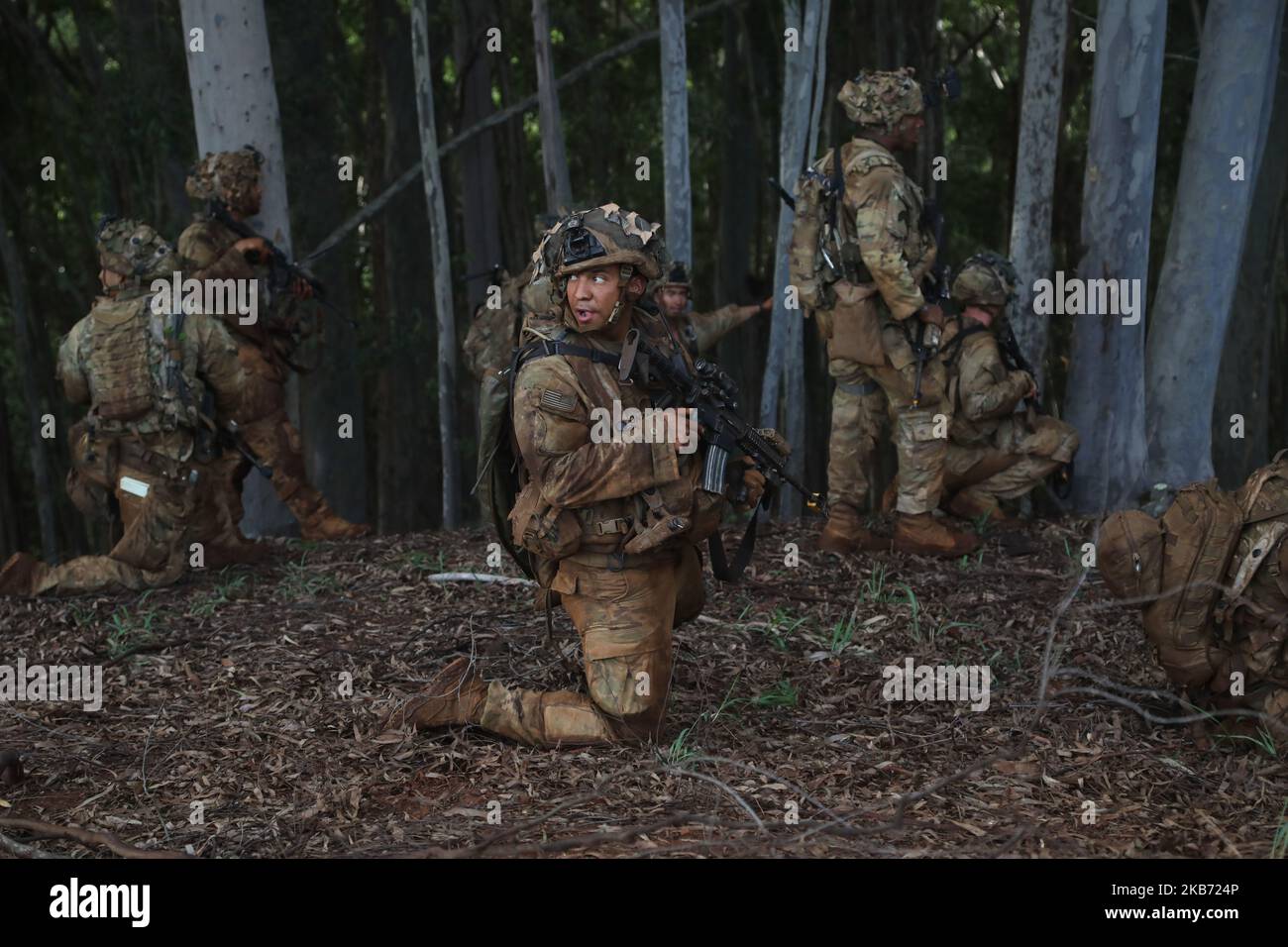 Soldaten der US-Armee mit 1. Bataillons, 27. Infanterie-Regiment, 3. Brigade Combat Team, 25. Infanterie-Division, warten auf den nächsten simulierten Angriff auf Schofield Barracks, Hawaii, am 2. November 2022. Die Rotation des Joint Pacific Multinal Readiness Center (JPMRC) 23-01 stärkt die Verteidigungsbeziehungen, fördert die multinationale Interoperabilität, erhöht die Bereitschaft der USA und stärkt das einheitliche regionale Landstromnetz, das einen freien und offenen Indo-Pazifik-Raum unterstützt. (USA Army Photo von Pvt. Anastassija Ludtschenko) Stockfoto