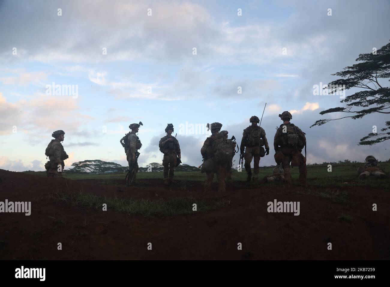 Soldaten der US-Armee mit 1. Bataillons, 27. Infanterie-Regiment, 3. Brigade Combat Team, 25. Infanterie-Division, warten auf den nächsten simulierten Angriff auf Schofield Barracks, Hawaii, am 2. November 2022. Die Rotation des Joint Pacific Multinal Readiness Center (JPMRC) 23-01 stärkt die Verteidigungsbeziehungen, fördert die multinationale Interoperabilität, erhöht die Bereitschaft der USA und stärkt das einheitliche regionale Landstromnetz, das einen freien und offenen Indo-Pazifik-Raum unterstützt. (USA Army Photo von Pvt. Anastassija Ludtschenko) Stockfoto