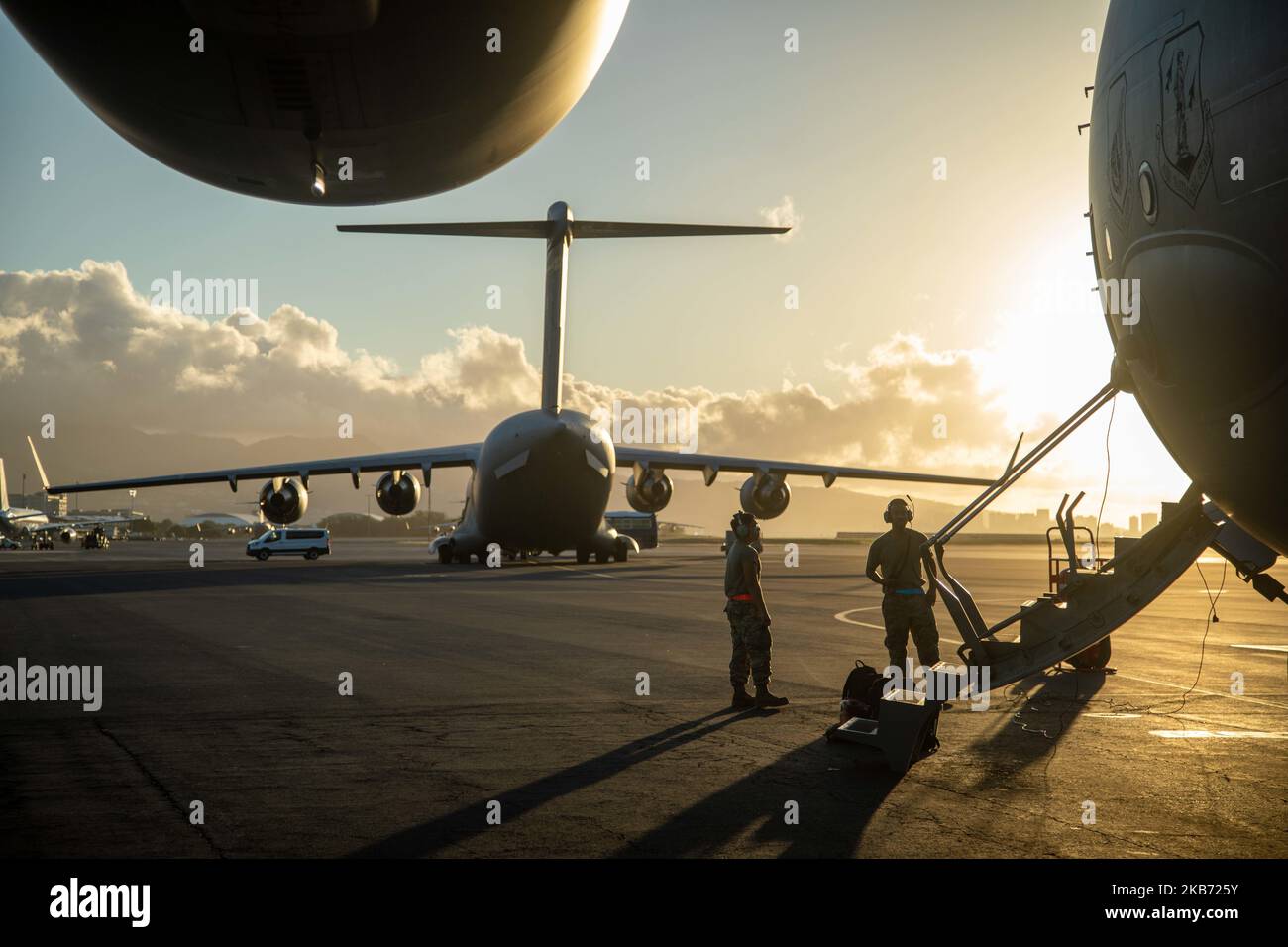 Das Frachtflugzeug der US Air Force C-17 Globemaster III bereitet den Start von 535. Airlift Squadron, 15. Operations Group, 15. Wing, 11. Air Force, PACAF auf der Joint Base Pearl Harbor-Hickam, Hawaii, 01. November 2022 vor. Schwere Falleinsätze sind ein Aspekt der realistischen Ausbildung, die das Joint Pacific Multinal Readiness Center (JPMRC) für die indopazifische Landstreitkräfte im Jahr 23-01 bietet. JPMRC stärkt Verteidigungsbeziehungen, fördert die multinationale Interoperabilität, erhöht die Bereitschaft und stärkt das einheitliche regionale Landkraftnetz der Gemeinsamen Streitkräfte. (USA Army Fotos von SPC. Jeffrey Ga Stockfoto