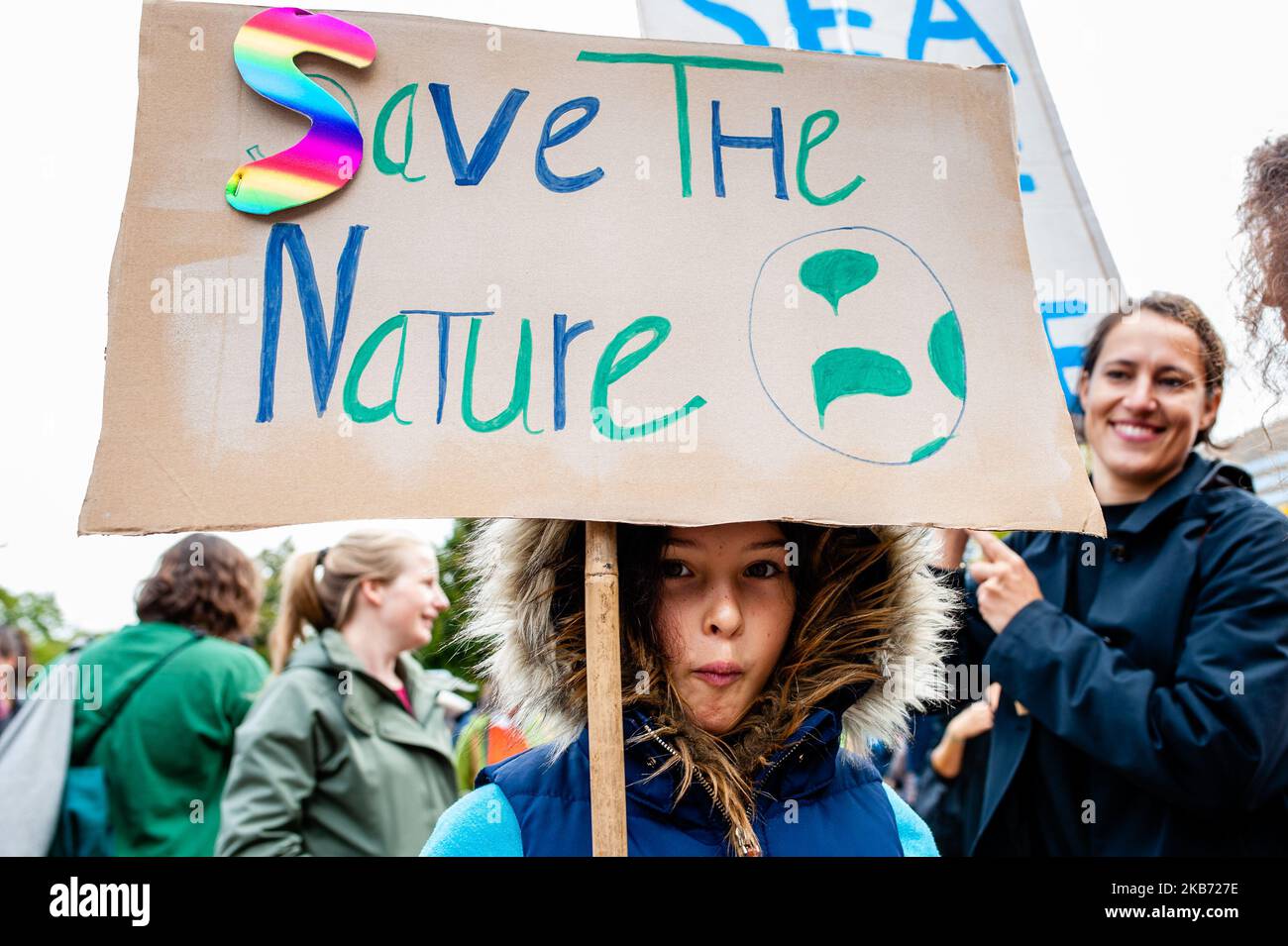 Schüler und Aktivisten treffen sich während eines Klimastreiks am 27. September 2019 in Den Haag, Niederlande. Den Haag. Dieser Klimastreik wurde von einer großen Koalition von Organisationen in den Niederlanden organisiert und nimmt an der größten internationalen Klimamobilisierung der Geschichte Teil. (Foto von Romy Arroyo Fernandez/NurPhoto) Stockfoto