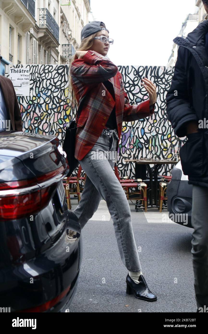 Gigi Hadid am 27. September 2019 in Paris, Frankreich, unterwegs. (Foto von Mehdi Taamallah/Nurphoto) Stockfoto