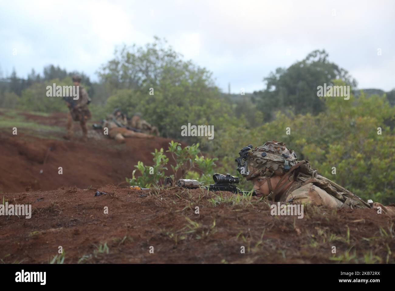Soldaten der US-Armee mit 1. Bataillons, 27. Infanterie-Regiment, 3. Brigade Combat Team, 25. Infanterie-Division, warten auf den nächsten simulierten Angriff auf Schofield Barracks, Hawaii, am 2. November 2022. Die Rotation des Joint Pacific Multinal Readiness Center (JPMRC) 23-01 stärkt die Verteidigungsbeziehungen, fördert die multinationale Interoperabilität, erhöht die Bereitschaft der USA und stärkt das einheitliche regionale Landstromnetz, das einen freien und offenen Indo-Pazifik-Raum unterstützt. (USA Army Photo von Pvt. Anastassija Ludtschenko) Stockfoto