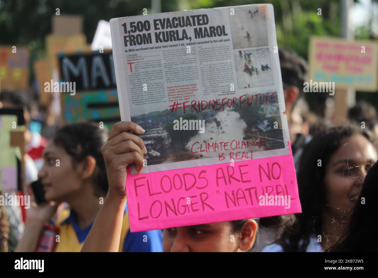 Studenten und Menschen halten Plakate, während sie am 27. September 2019 in Mumbai, Indien, an einem Protest gegen den Klimawandel teilnehmen. Als sie sich einer globalen Bewegung angeschlossen haben, um gegen die Regierungen der Welt wegen krimineller Untätigkeit gegen die ökologische Krise zu protestieren. (Foto von Himanshu Bhatt/NurPhoto) Stockfoto