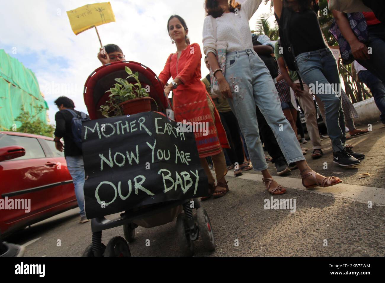 Am 27. September 2019 nehmen Menschen in Mumbai, Indien, an einem Protest gegen den Klimawandel Teil. Als sie sich einer globalen Bewegung angeschlossen haben, um gegen die Regierungen der Welt wegen krimineller Untätigkeit gegen die ökologische Krise zu protestieren. (Foto von Himanshu Bhatt/NurPhoto) Stockfoto