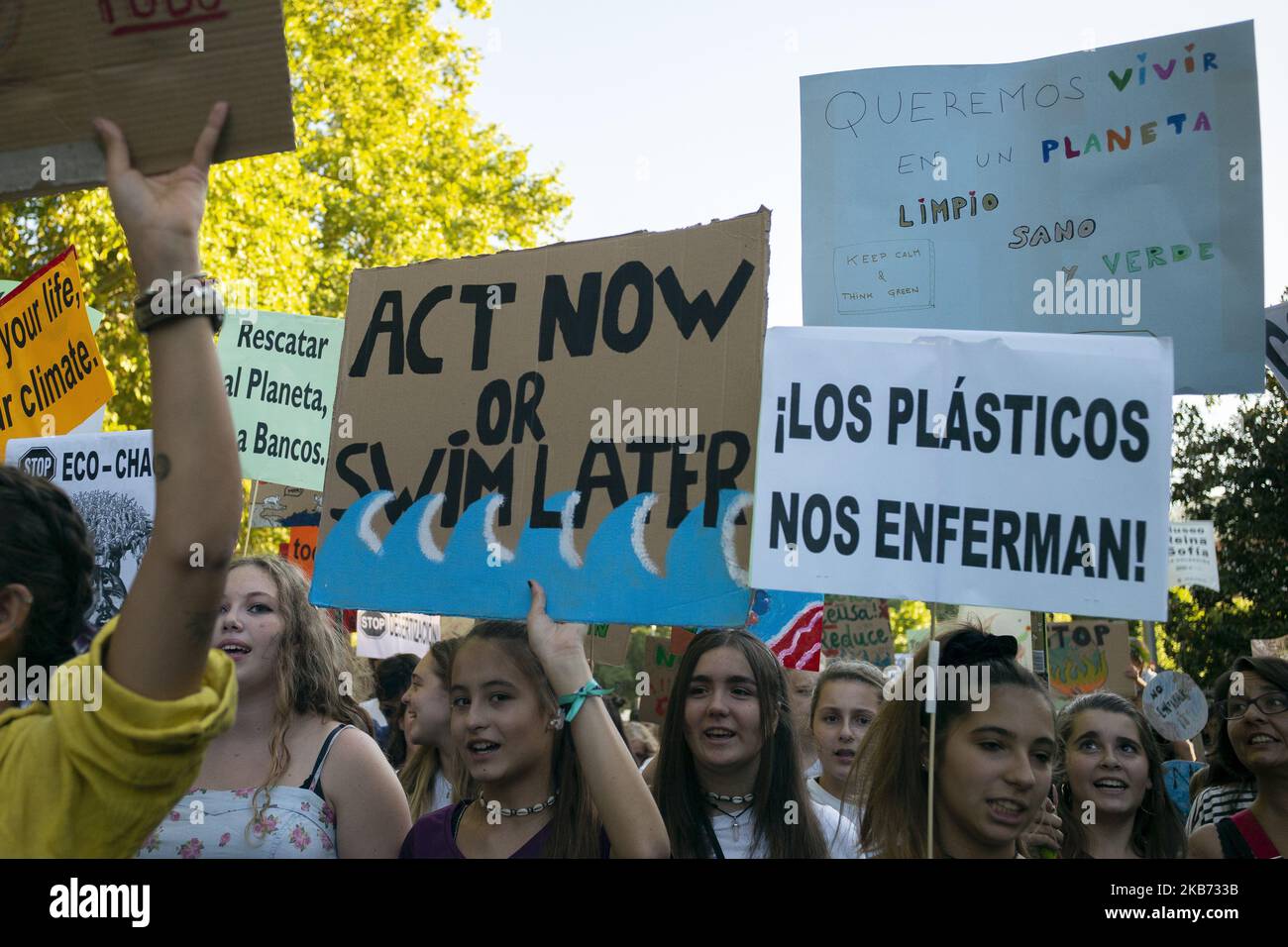 Demonstranten halten Banner auf der Demonstration in Madrid, die von Fridays for Future, Alianza por el Clima, Alianza por la Emergencia Climática und 2020 Rebelión por el Clima organisiert wird, auf der Menschen gesehen werden, die für den globalen Klimaangriff protestieren und Lösungen für die globale Erwärmung am 27. September fordern, 2019 in Madrid, Spanien. (Foto von Oscar Gonzalez/NurPhoto) Stockfoto