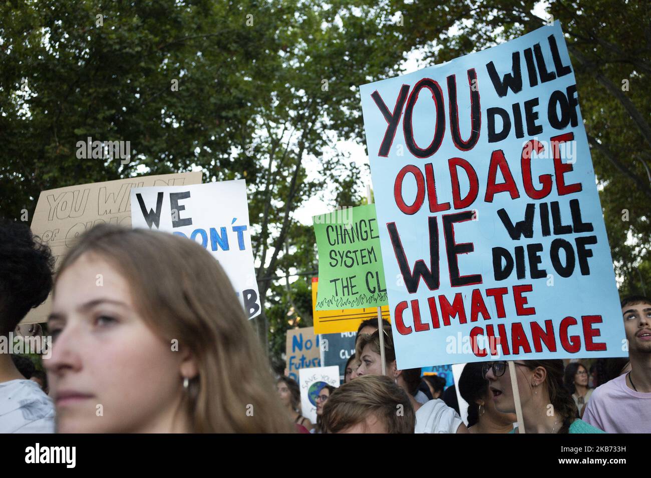 Demonstranten halten Banner auf der Demonstration in Madrid, die von Fridays for Future, Alianza por el Clima, Alianza por la Emergencia Climática und 2020 Rebelión por el Clima organisiert wird, auf der Menschen gesehen werden, die für den globalen Klimaangriff protestieren und Lösungen für die globale Erwärmung am 27. September fordern, 2019 in Madrid, Spanien. (Foto von Oscar Gonzalez/NurPhoto) Stockfoto