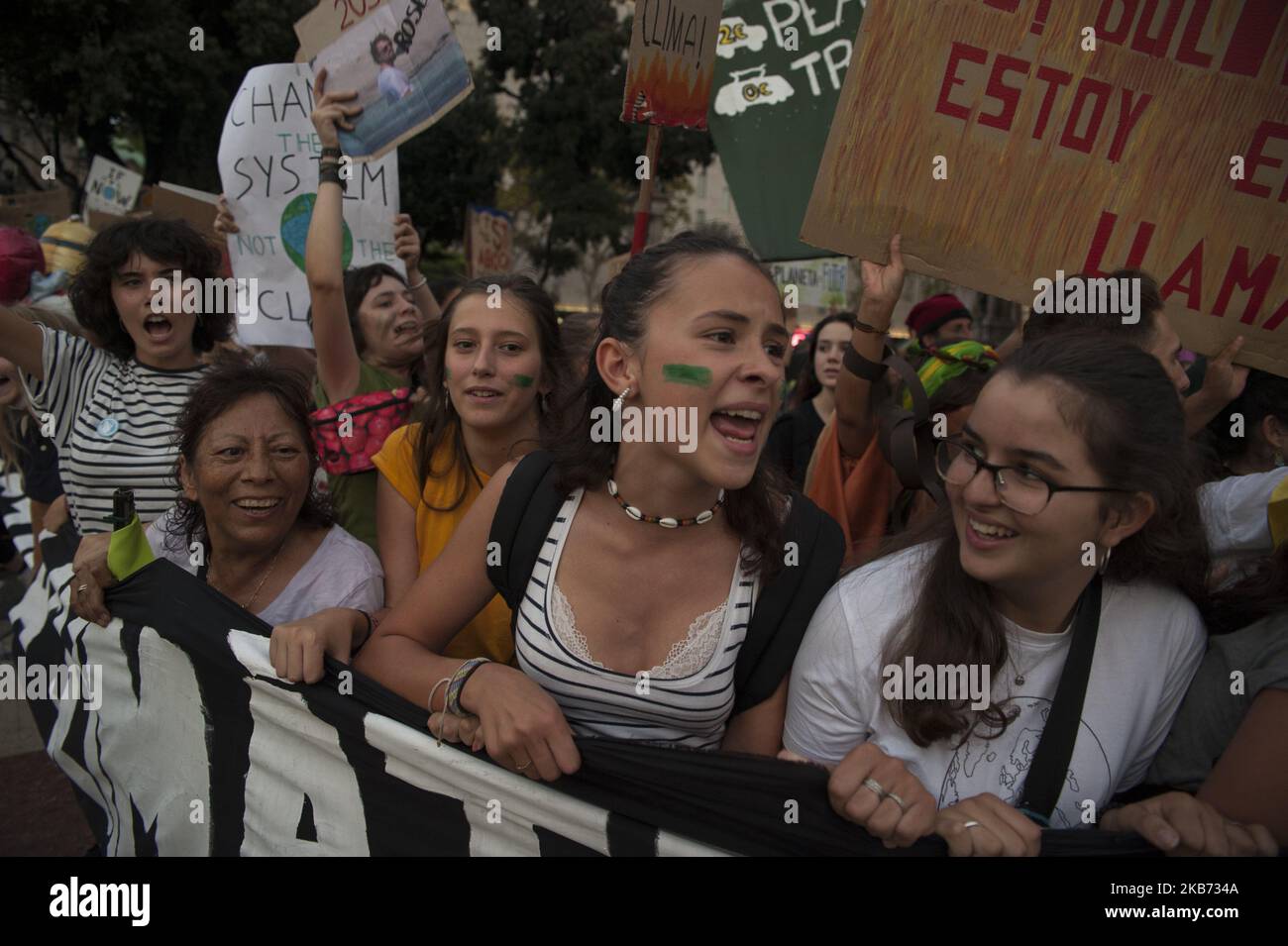 Spanien, Barcelona, 27. September 2019. Menschen marschieren während eines weltweiten Protestes, der Maßnahmen gegen den Klimawandel in Barcelona, Spanien, fordert. Die Demonstration ist Teil einer zweiten Welle von Protesten auf der ganzen Welt, als sich die Generalversammlung der Vereinten Nationen in New York traf. (Foto von Charlie PÃ©rez/NurPhoto) Stockfoto