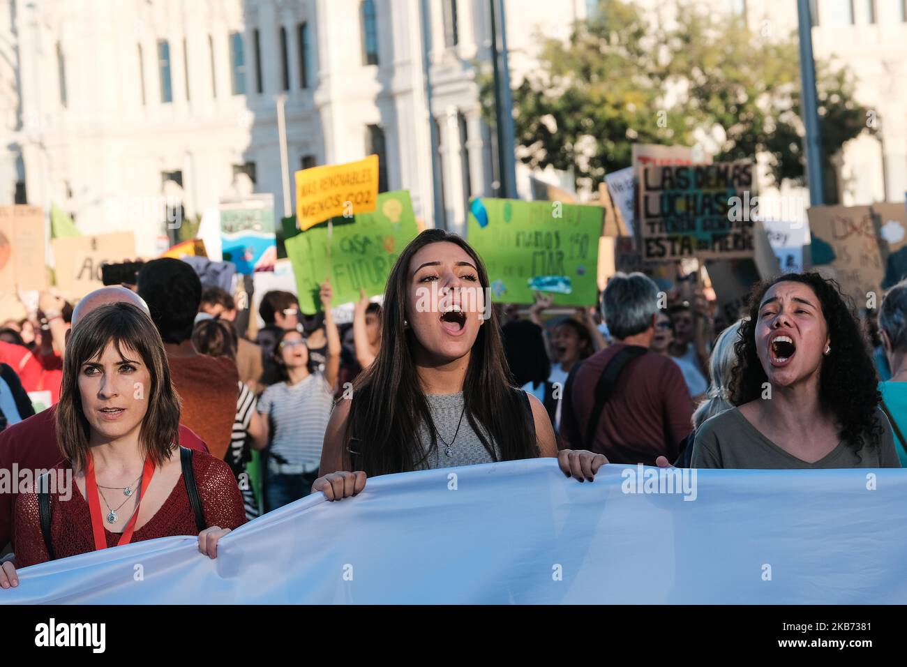 Demonstranten halten Banner auf der Demonstration in Madrid, die von Fridays for Future, Alianza por el Clima, Alianza por la Emergencia Climatica und 2020 Rebelion por el Clima organisiert wird, in der Menschen gesehen werden, die für den globalen Klimaangriff protestieren und Lösungen für die globale Erwärmung am 27. September fordern, 2019 in Madrid, Spanien. (Foto von Antonio Navia/NurPhoto) Stockfoto