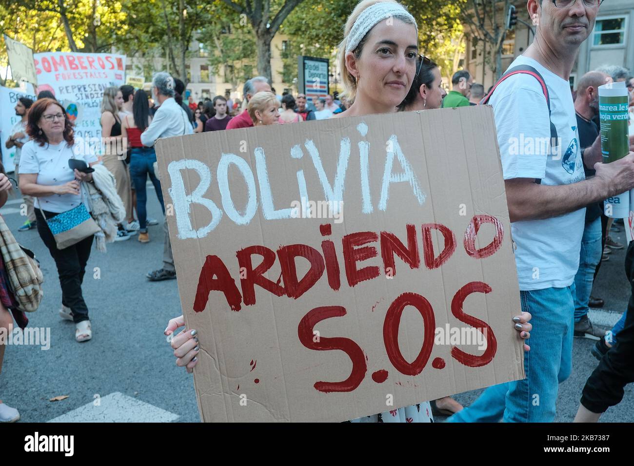 Demonstranten halten Banner auf der Demonstration in Madrid, die von Fridays for Future, Alianza por el Clima, Alianza por la Emergencia Climatica und 2020 Rebelion por el Clima organisiert wird, in der Menschen gesehen werden, die für den globalen Klimaangriff protestieren und Lösungen für die globale Erwärmung am 27. September fordern, 2019 in Madrid, Spanien. (Foto von Antonio Navia/NurPhoto) Stockfoto