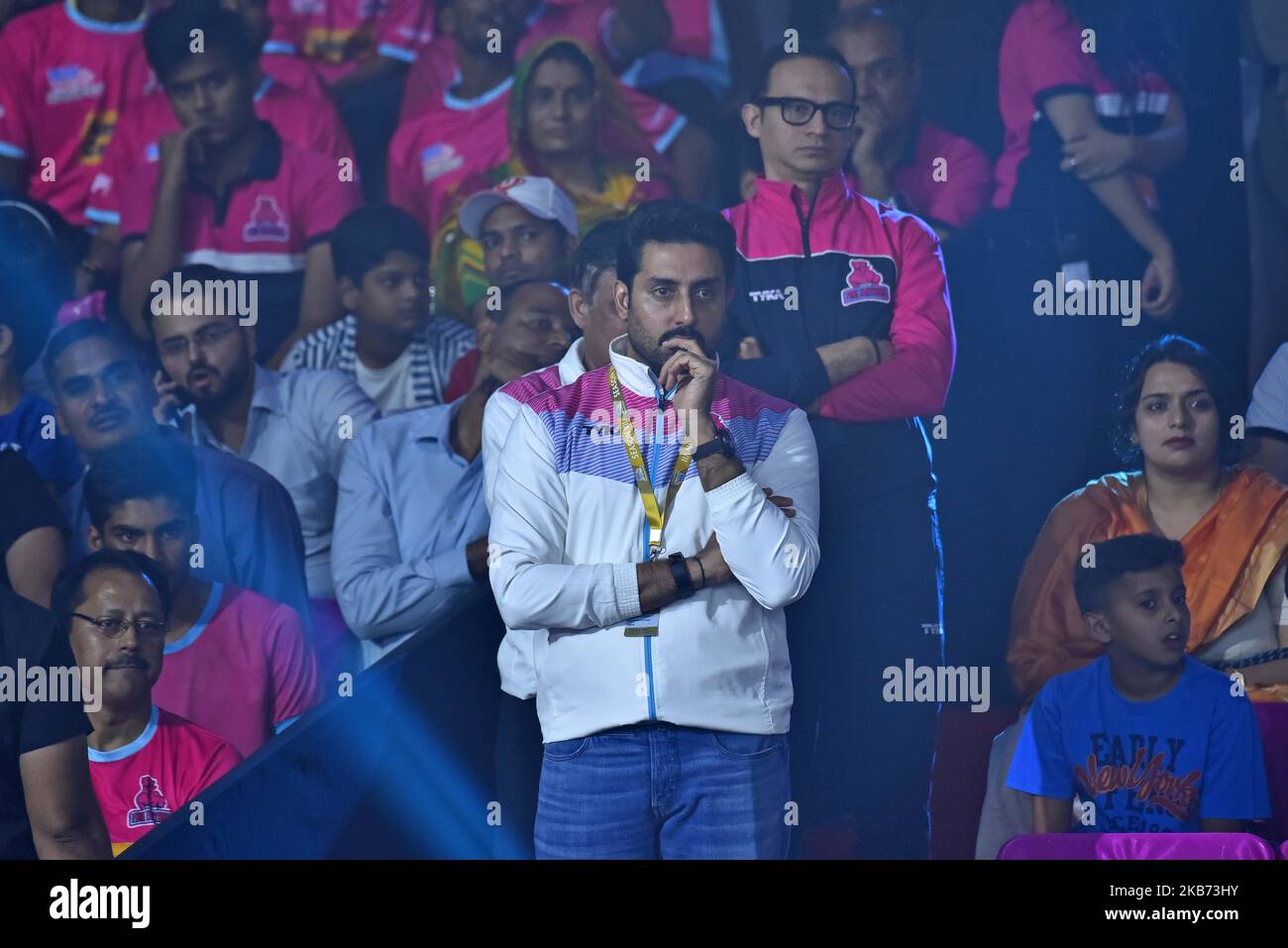Bollywood Schauspieler und Besitzer von Jaipur Pink Panthers Abhishek Bachchan während des Pro Kabaddi League Match Telgu Titans im SMS Indoor Stadium in Jaipur, Rajasthan, Indien, 27. September 2019. (Foto von Vishal Bhatnagar/NurPhoto) Stockfoto