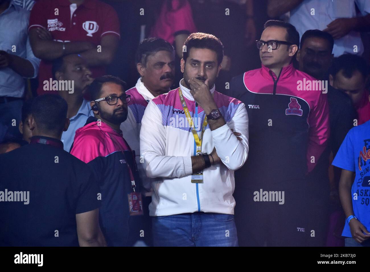 Bollywood Schauspieler und Besitzer von Jaipur Pink Panthers Abhishek Bachchan während des Pro Kabaddi League Match Telgu Titans im SMS Indoor Stadium in Jaipur, Rajasthan, Indien, 27. September 2019. (Foto von Vishal Bhatnagar/NurPhoto) Stockfoto